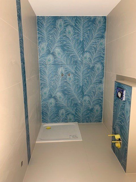 Douche carrelage plume bleu