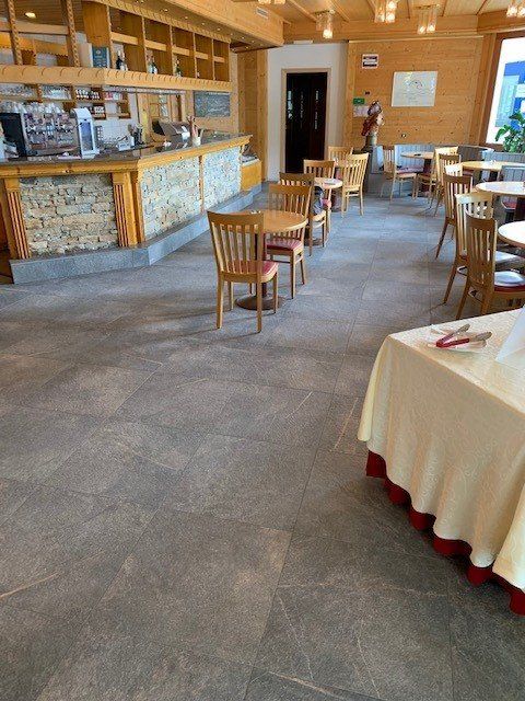 Carrelage sobre gris de restaurant