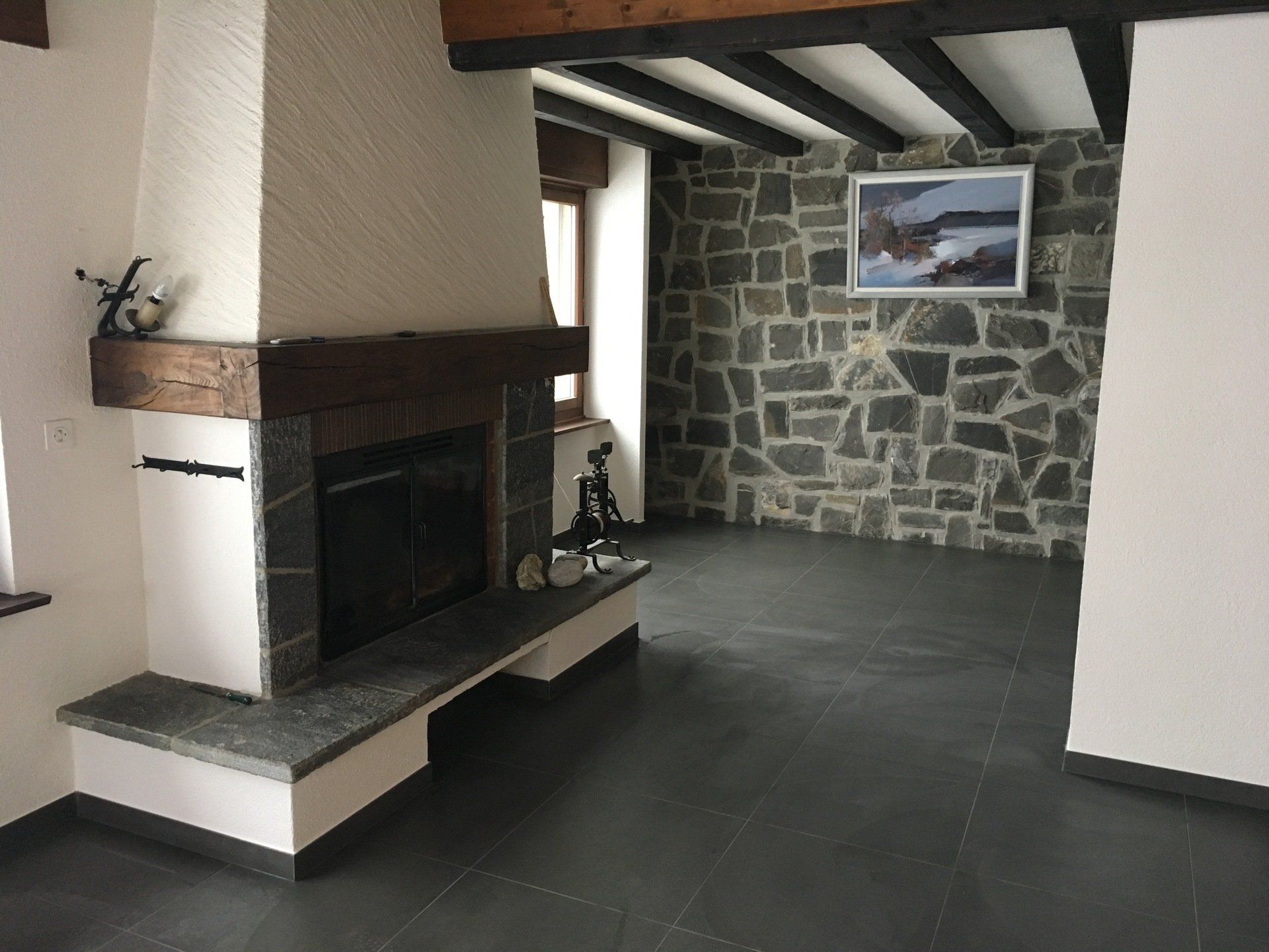 salon carrelé avec cheminée