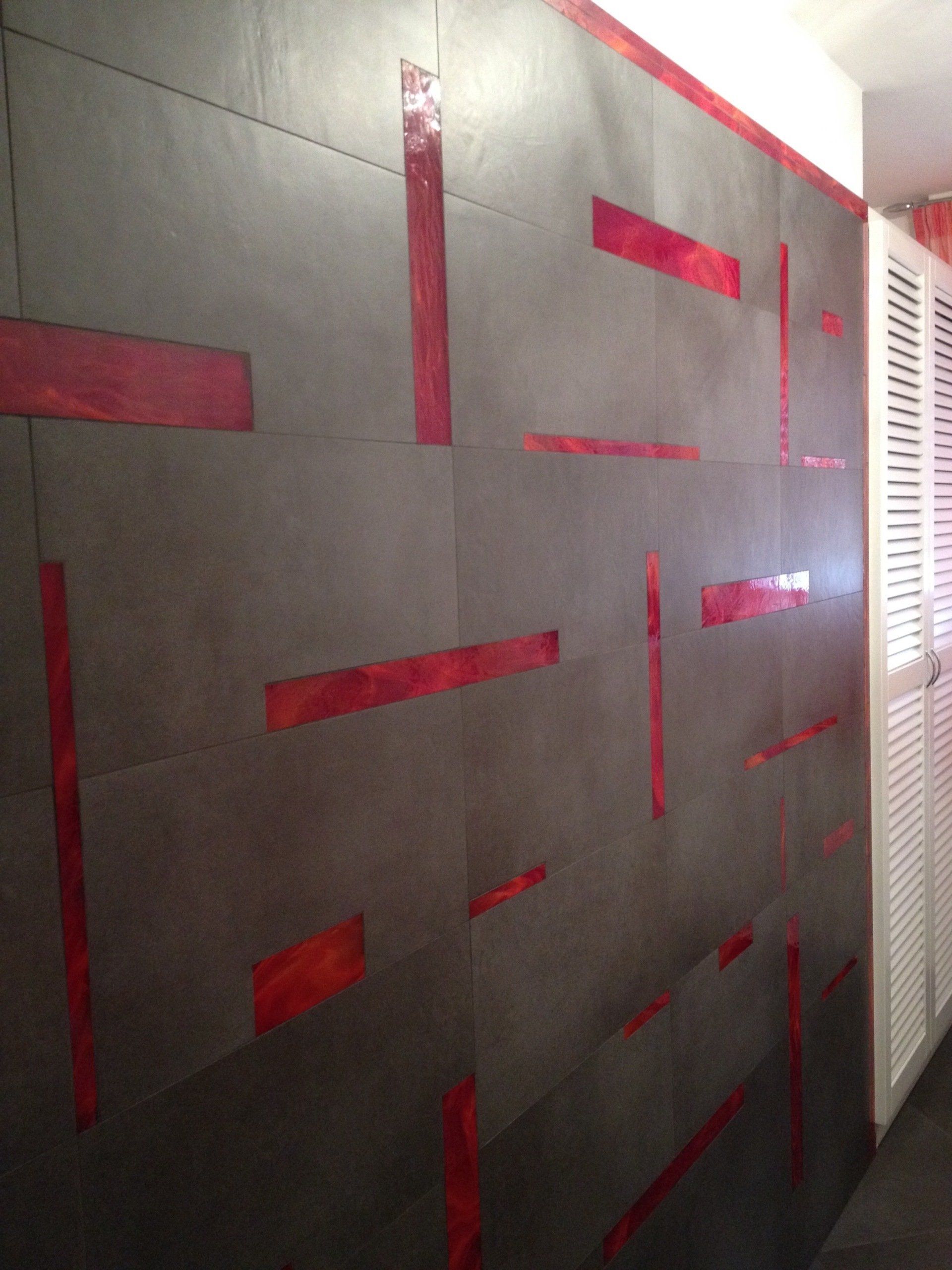 mur décoratif et éléments rouges