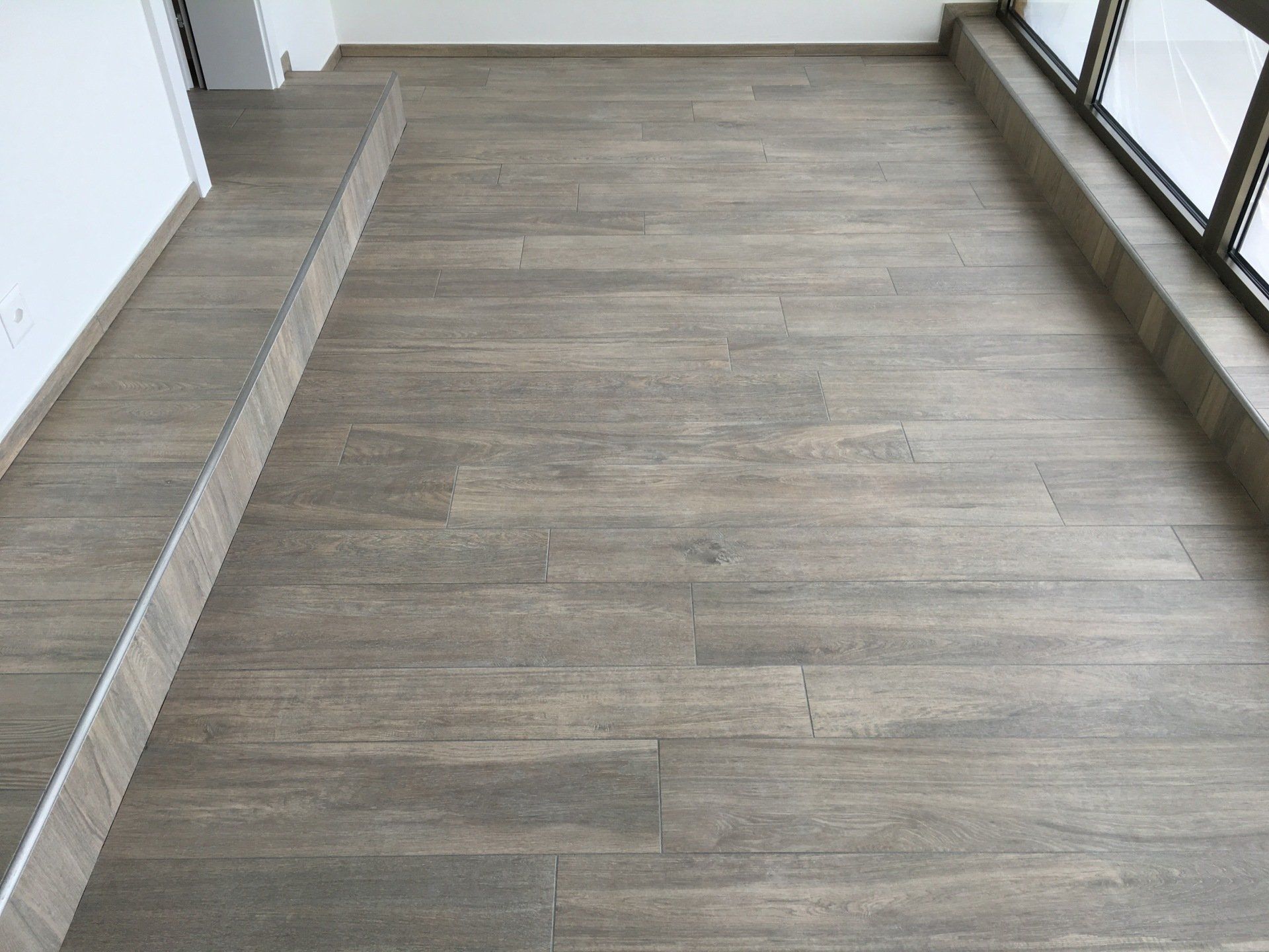 dallage gris avec marche-pied