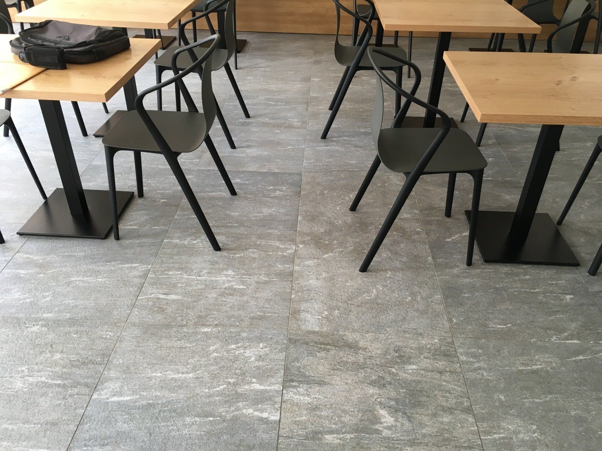 salle de réfectoire en dalles grises