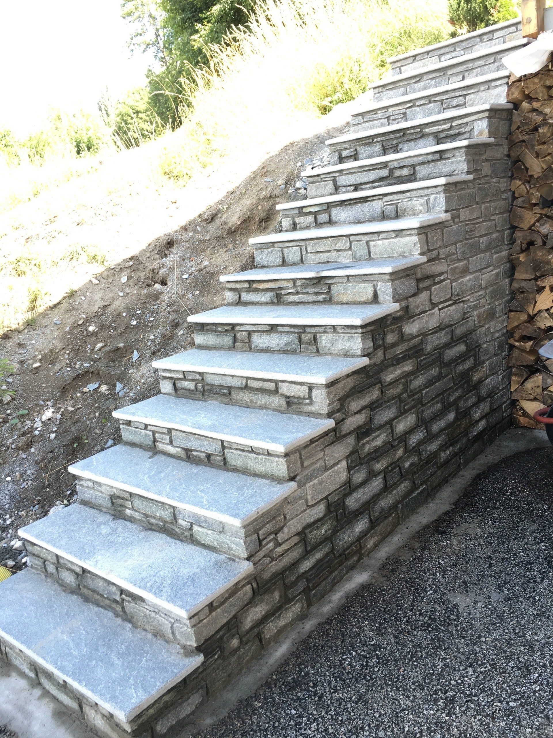 escaliers de pierres sèches dans un jardin