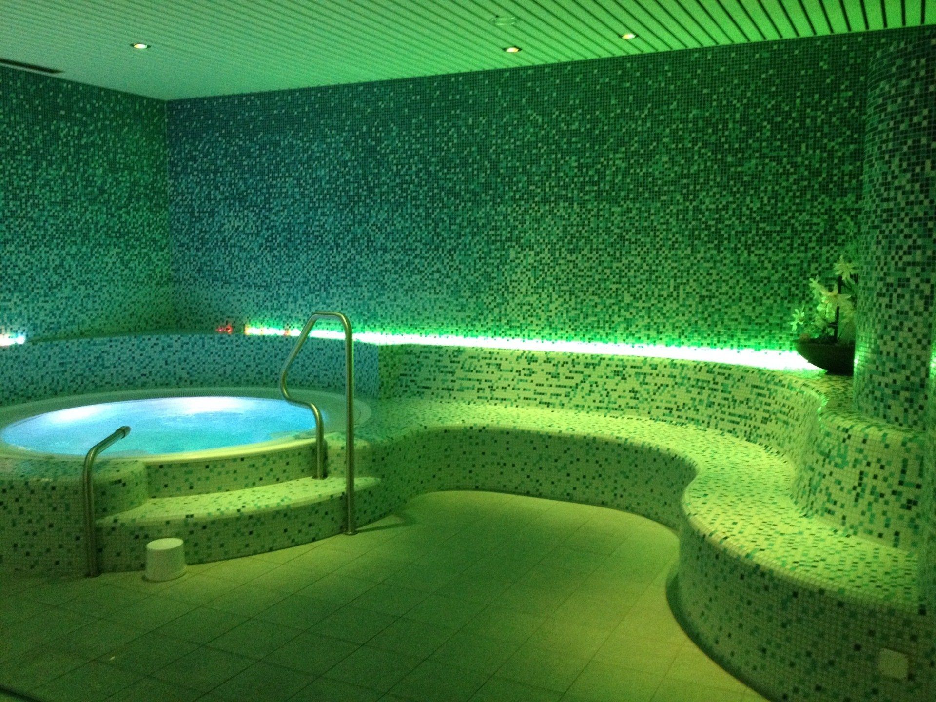 revêtement en mosaïque dans hamam vert