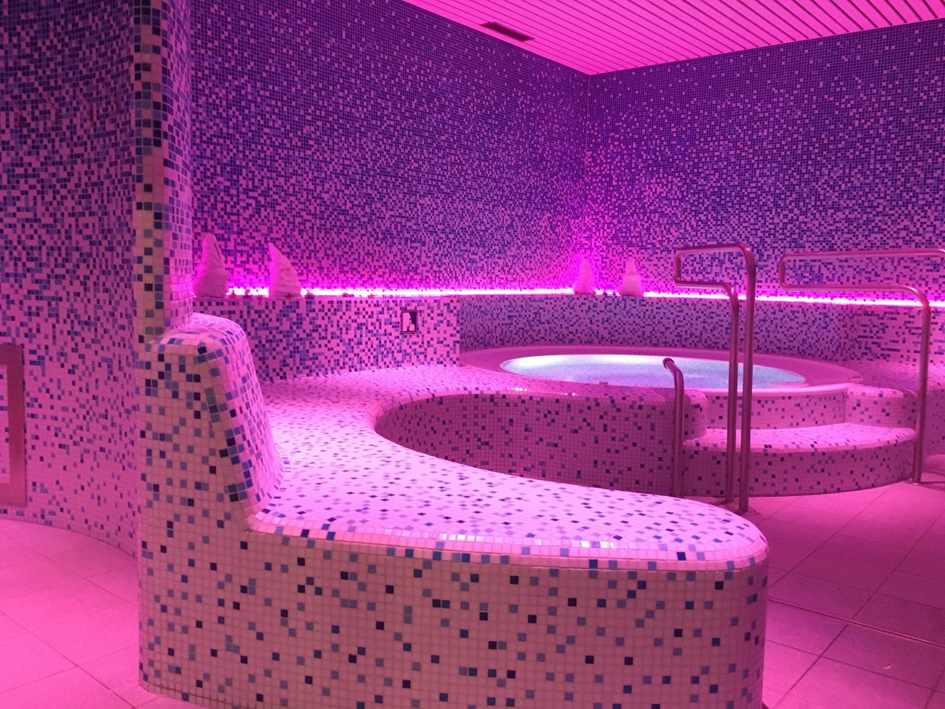 revêtement en mosaïque dans hamam rose