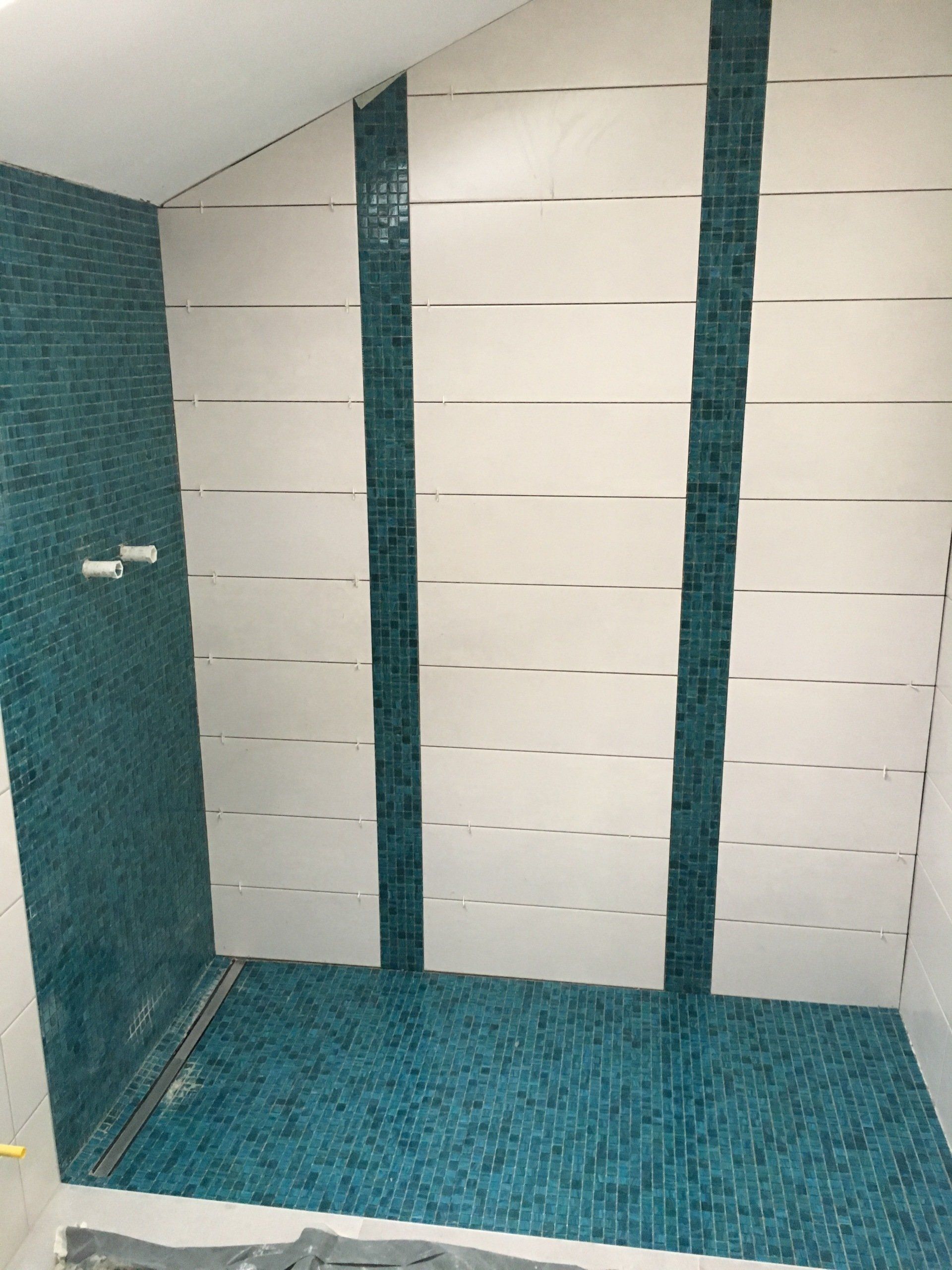 mosaïque blanche et bleue petit sanitaire