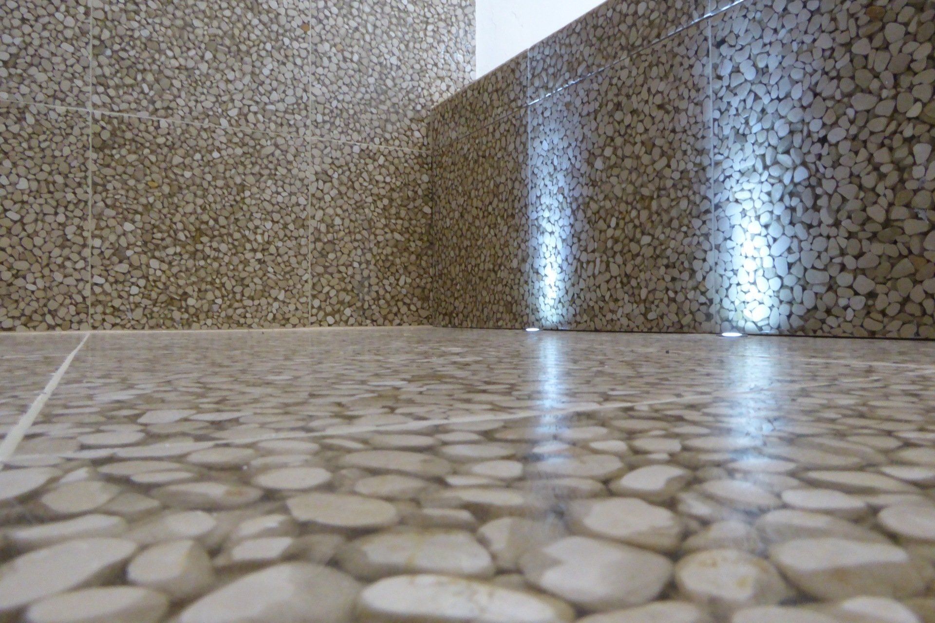 mosaïques sur rebord de baignoire