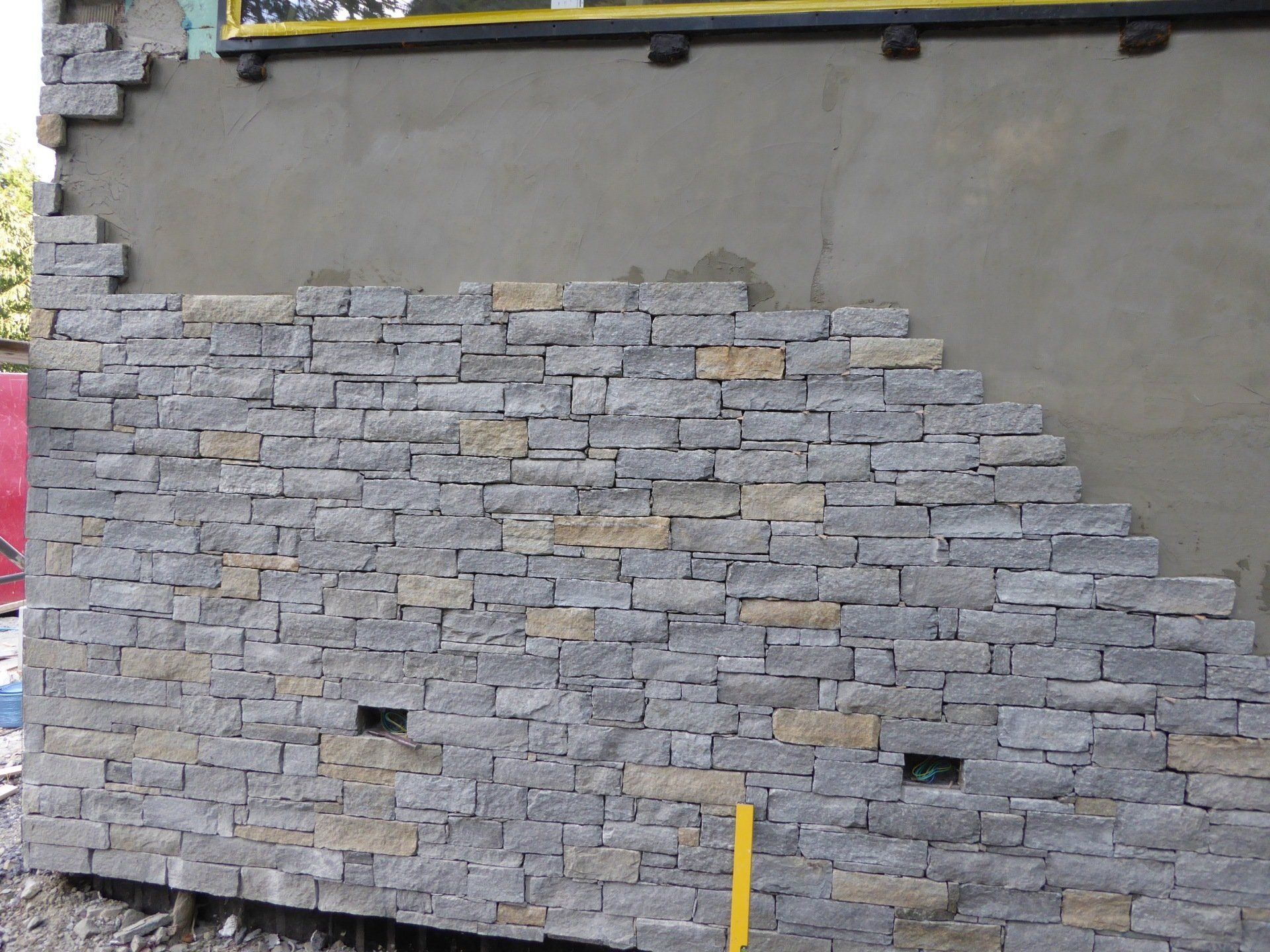 travaux sur un mur recouvert de briques