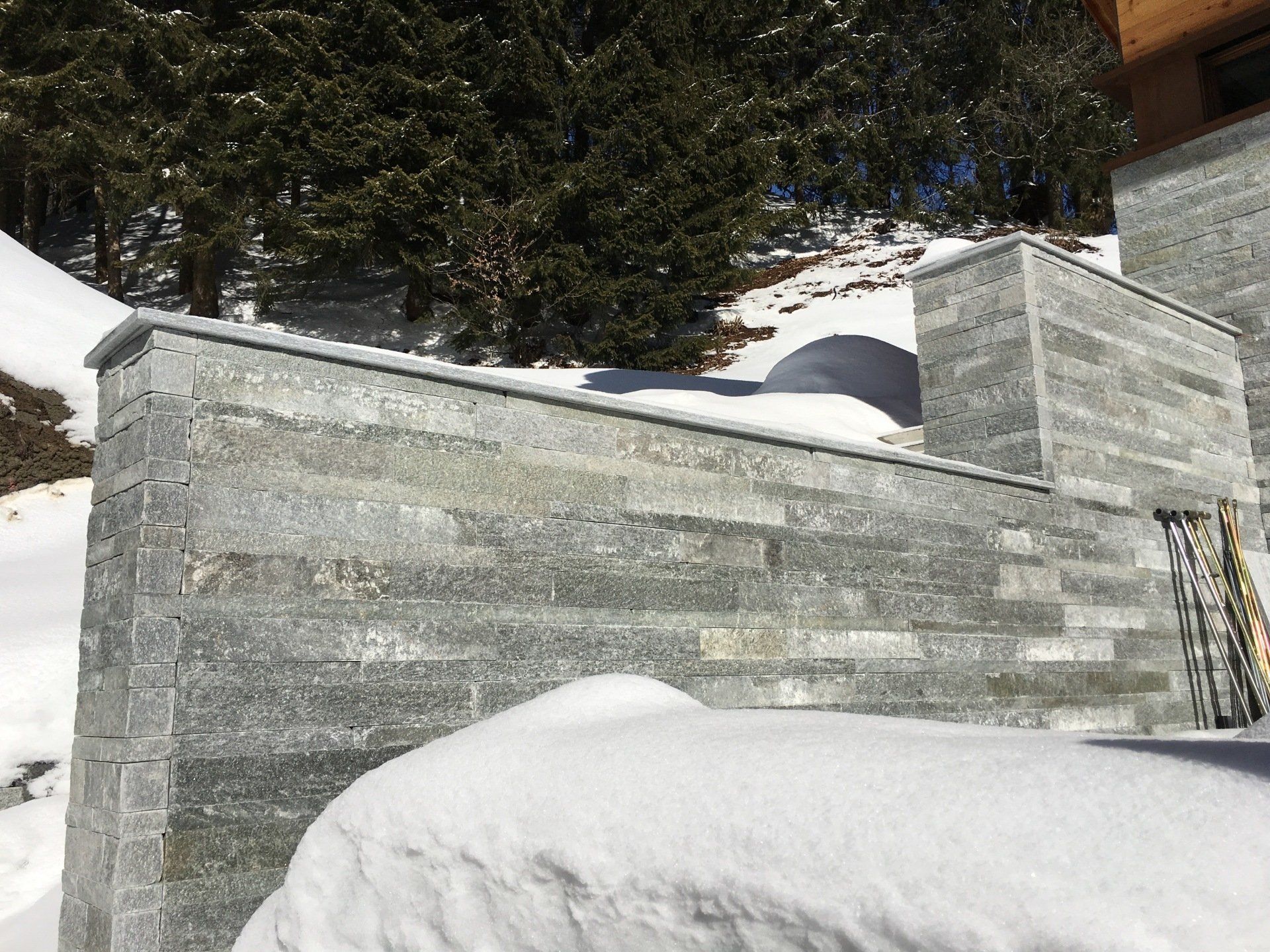 mur de pierres grises