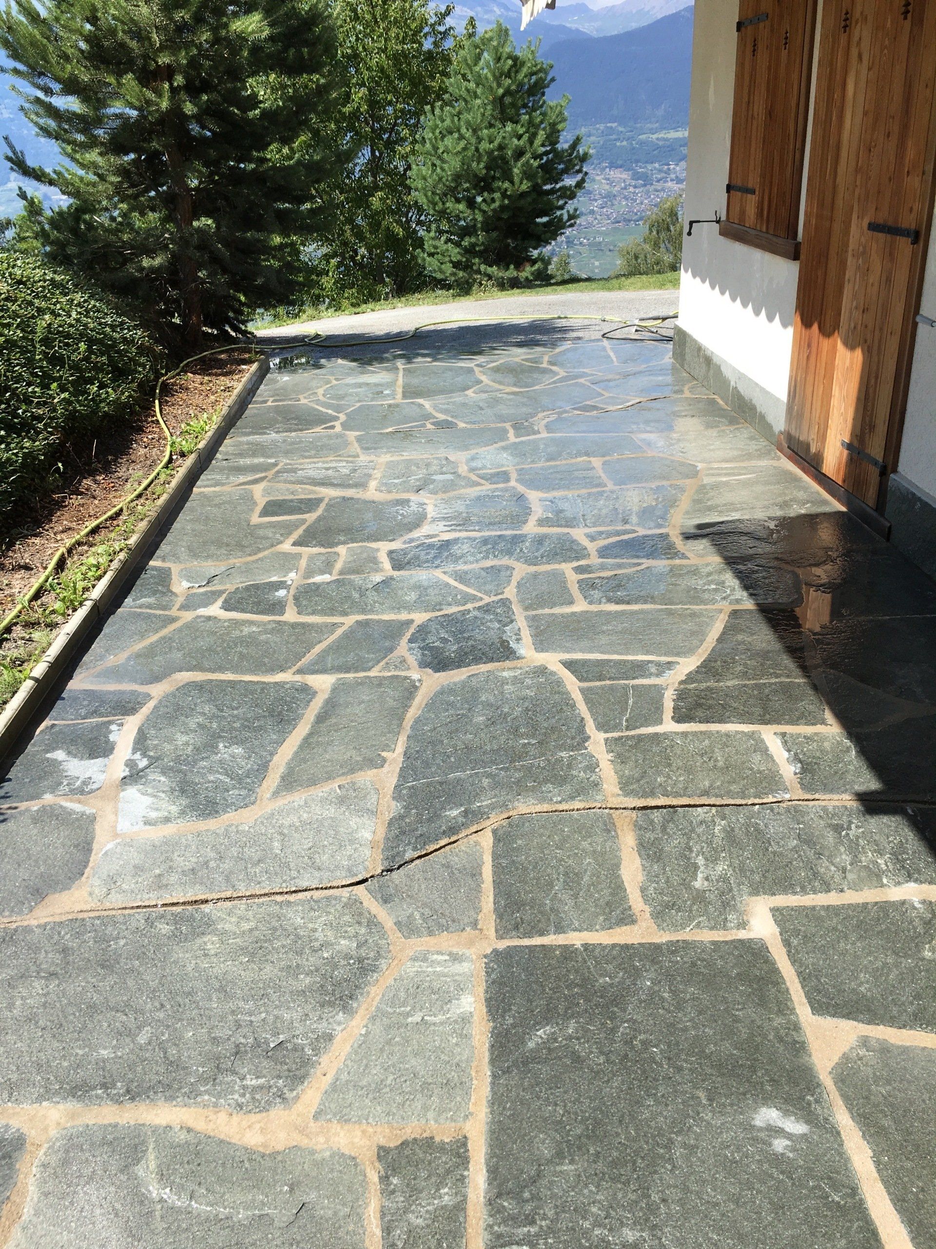 chemin de dalles sombres