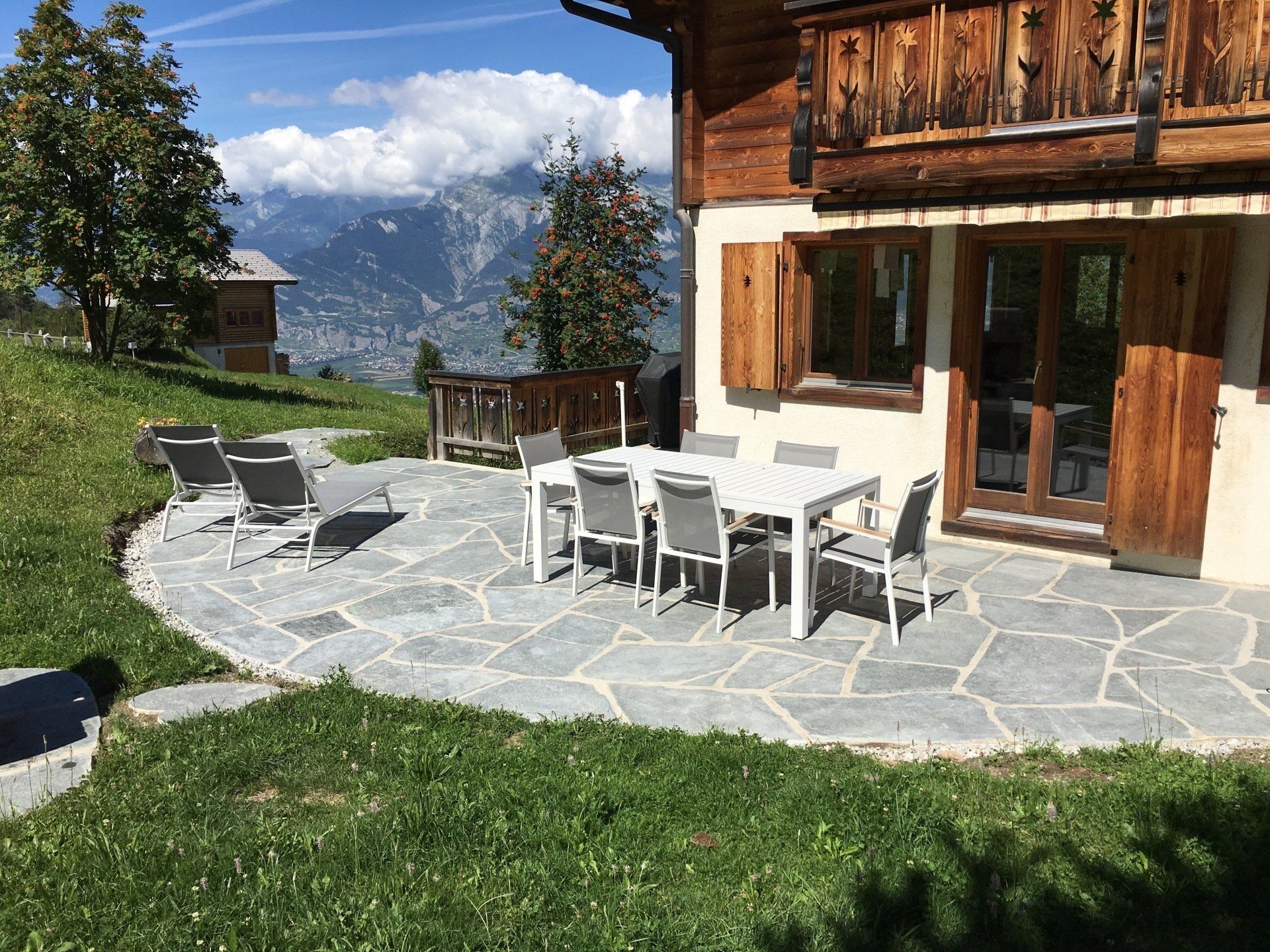 terrasse de gravier avec table et chaises blanches