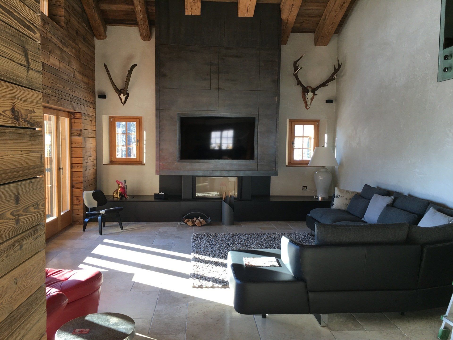 intérieur de salon haut de plafond