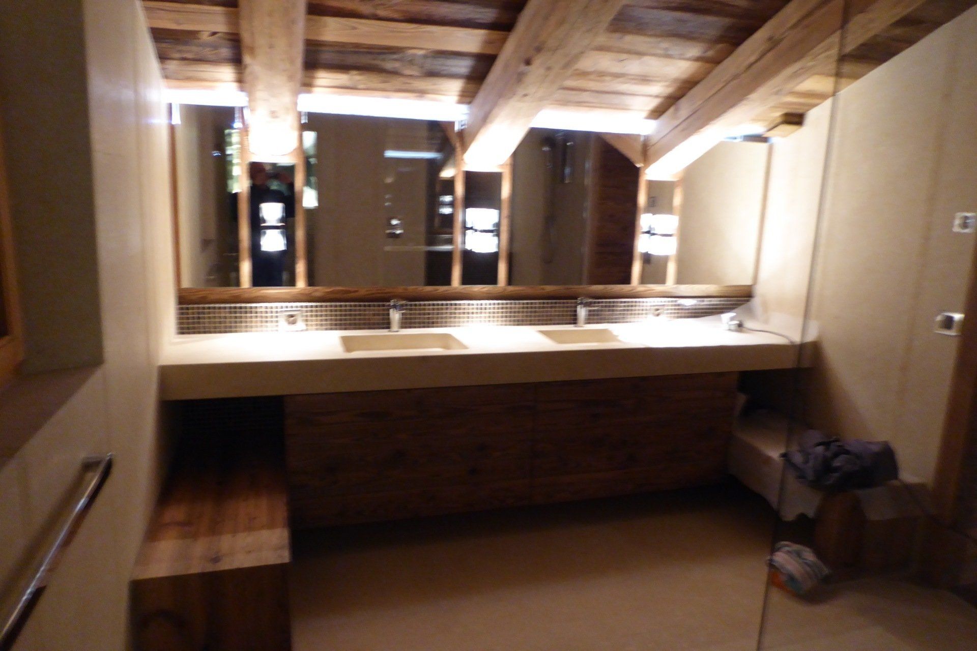 grande salle de bain revêtement de bois et luminaires