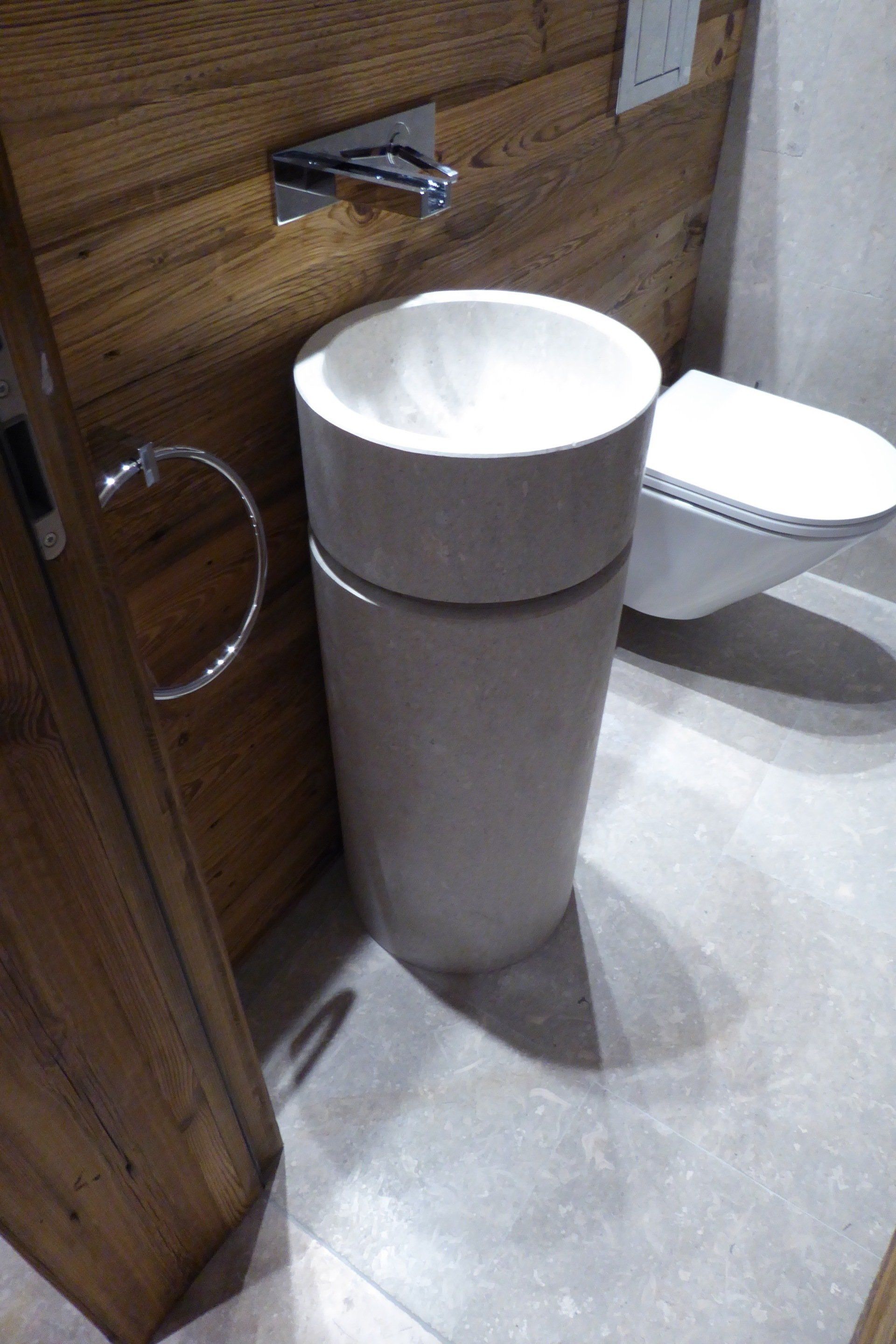 petits sanitaires avec lavabo rond et toilettes