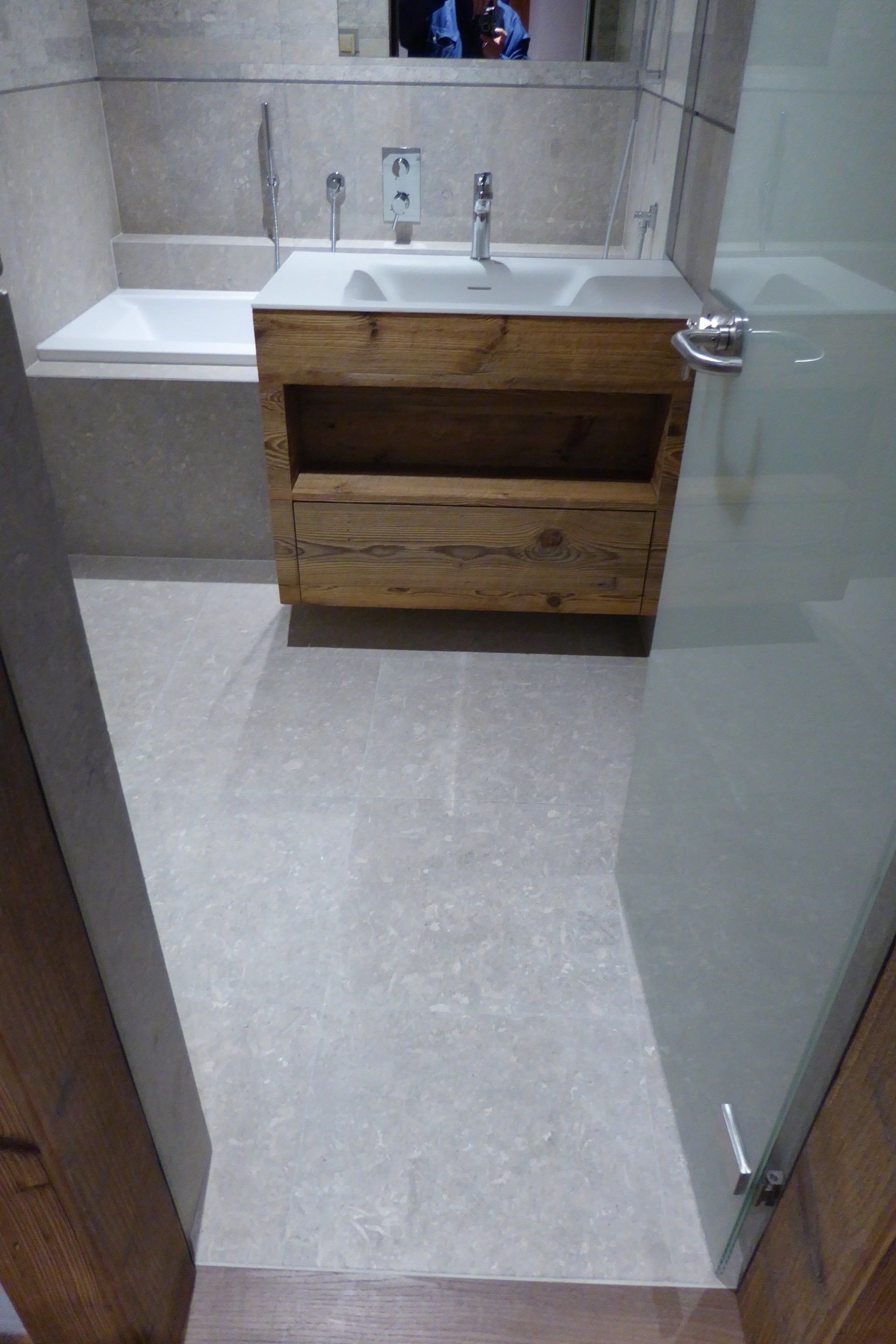 salle de bain luxe et meuble en bois