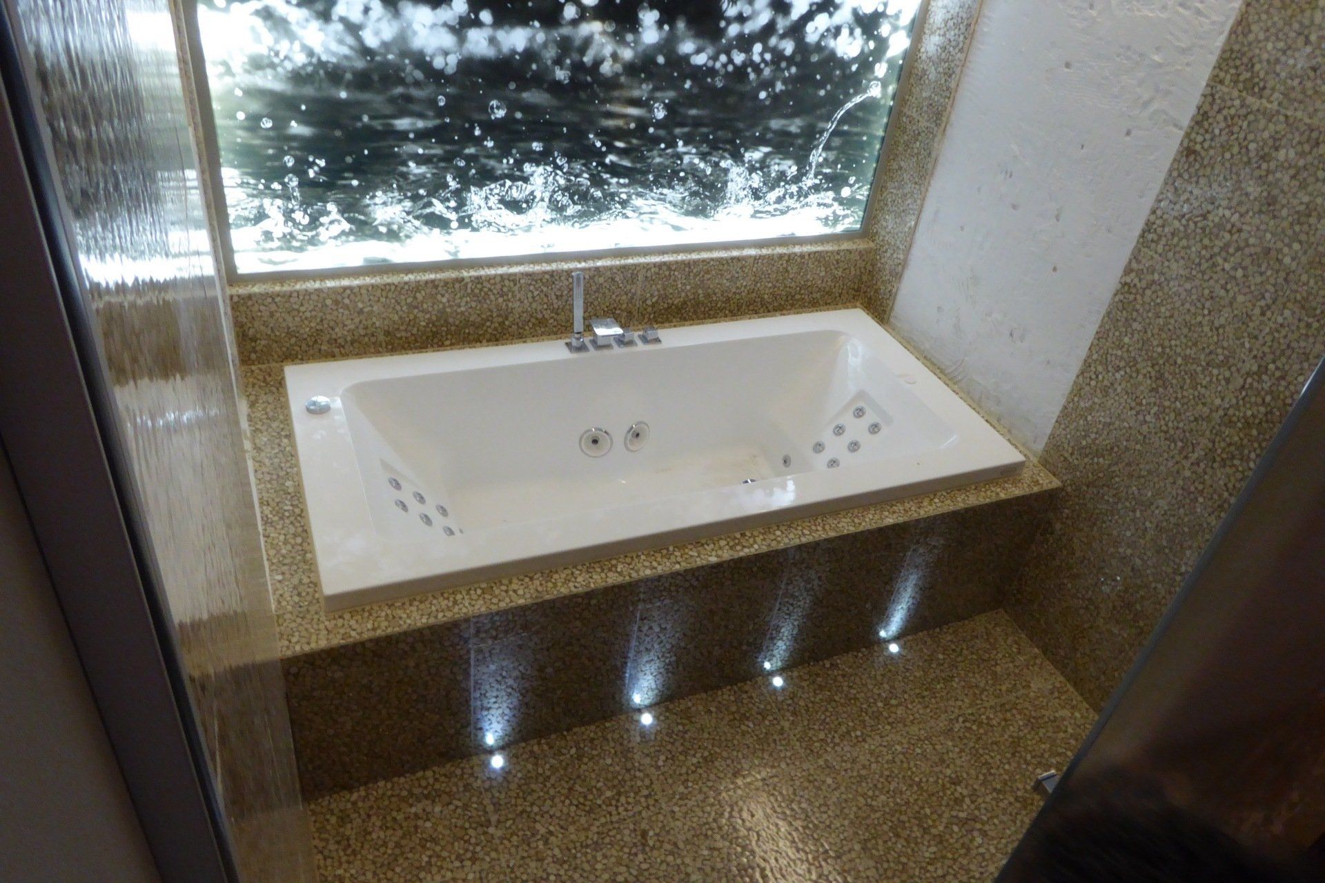 baignoire vue du dessus avec fenêtre