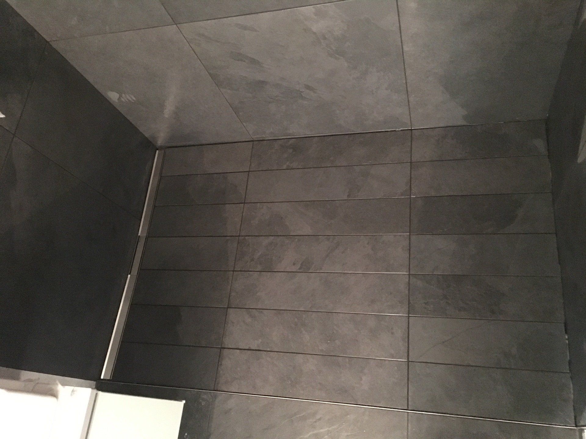 mur et plafond de salle de bain