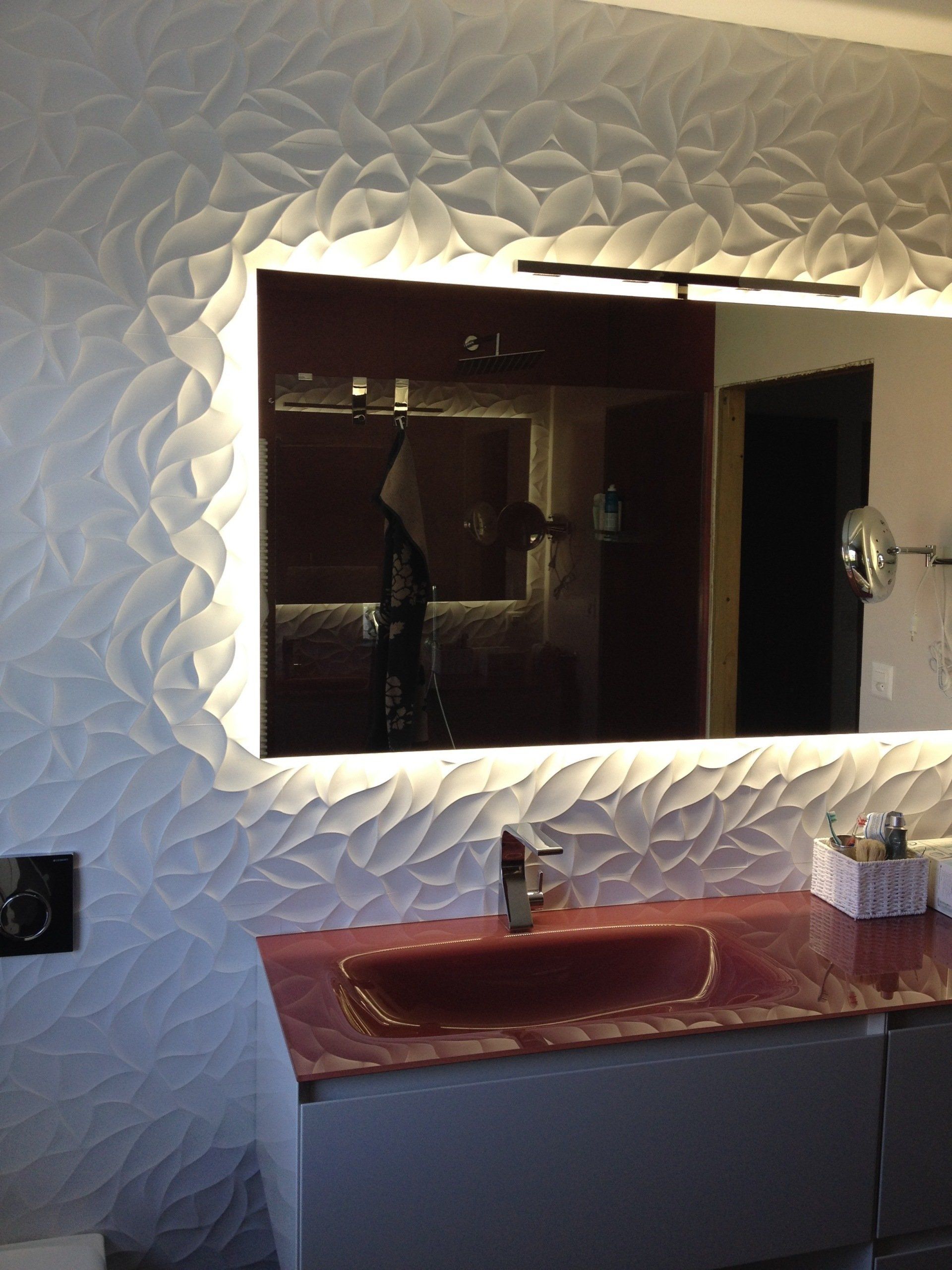 mur texturé et miroir éclairé de derrière