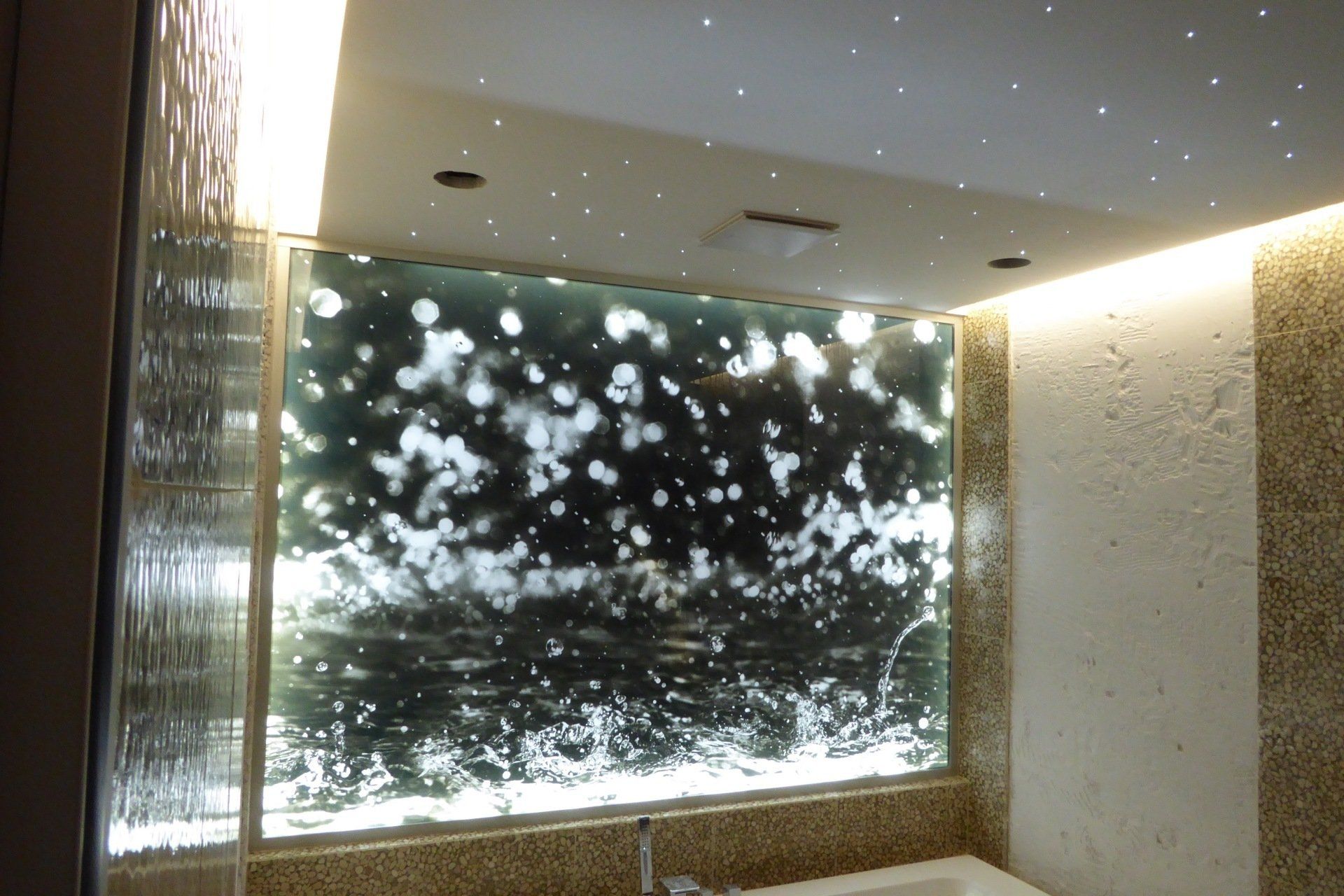 salle de bain avec teinture murale