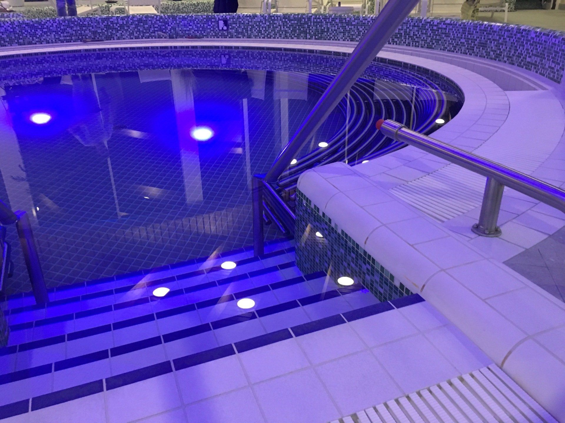 bassin rond bleu et escaliers d'entrée