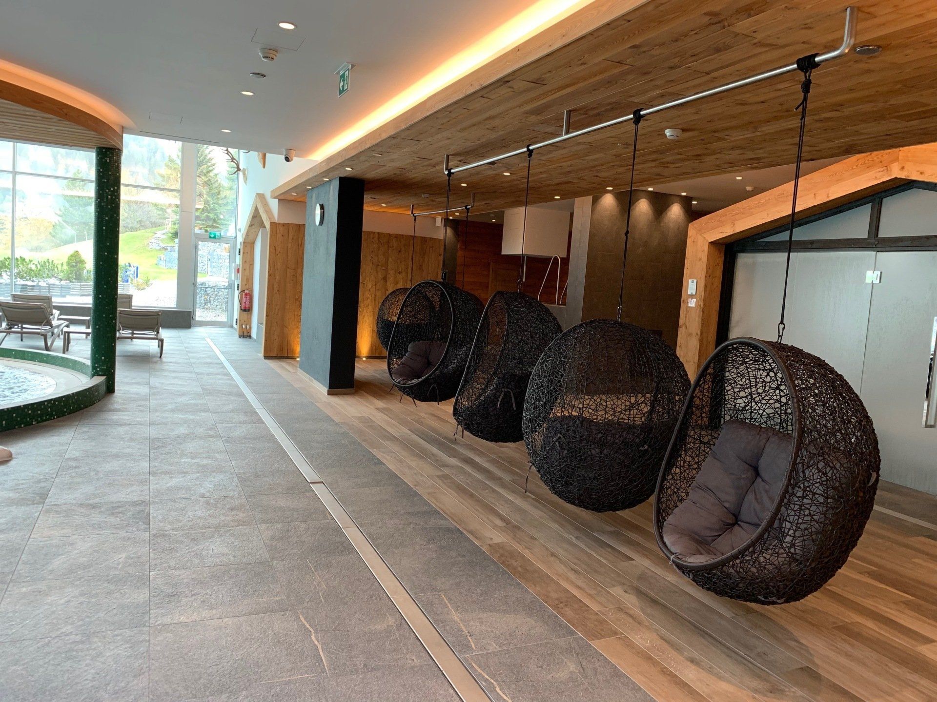 chaises suspendues et parquet