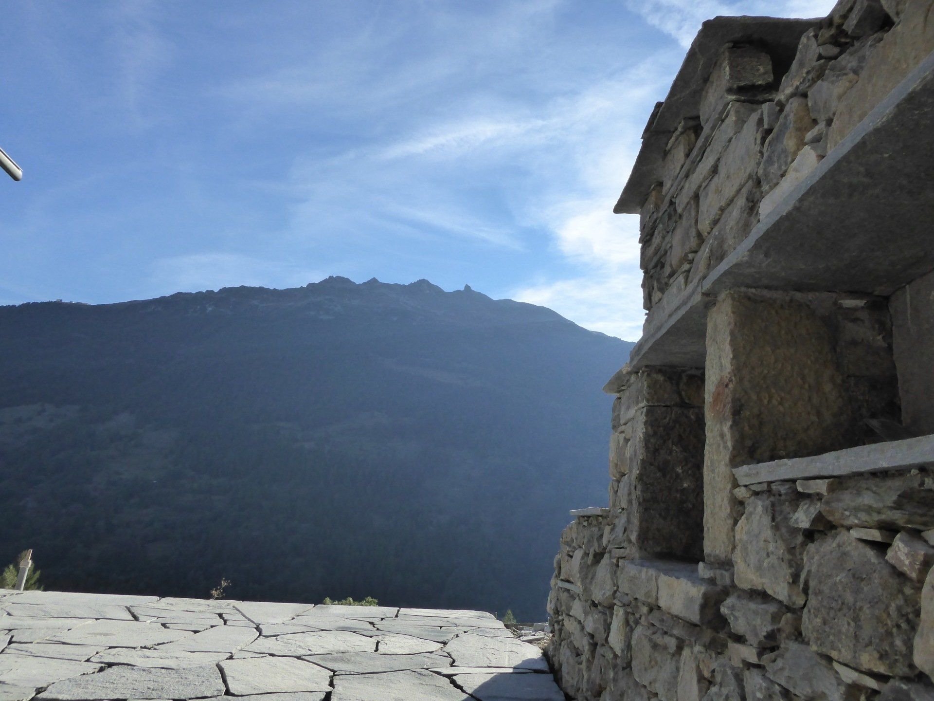 terrasse et vue sur les montagnes depuis un chalet