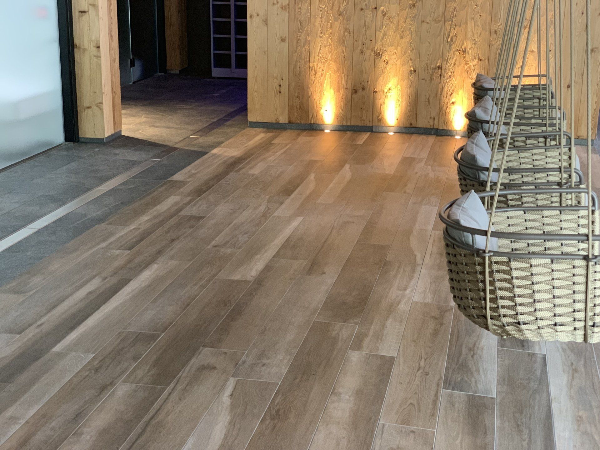 salle avec parquet et mobilier design