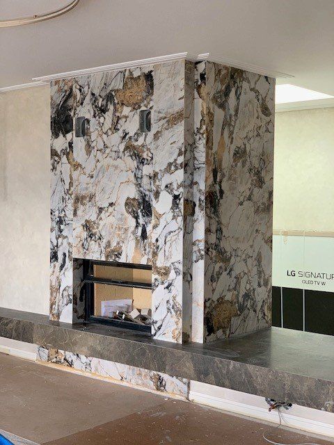 Cheminée couverte de marbre