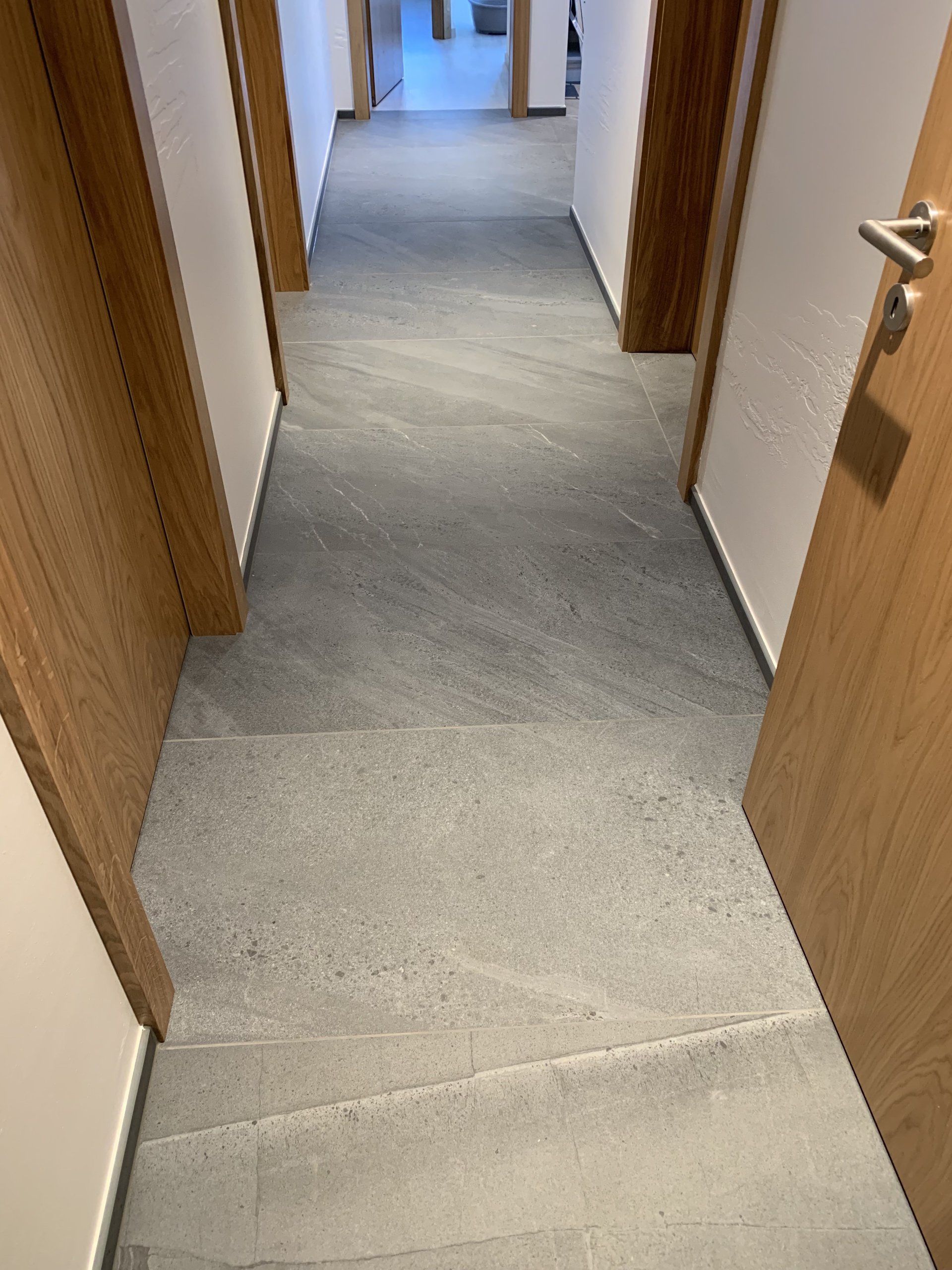 carrelage gris de corridor