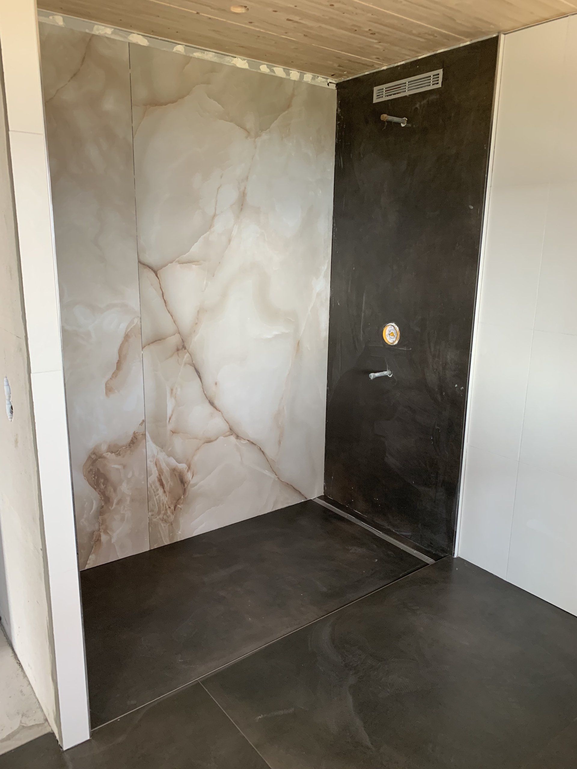 coins douche en marbre