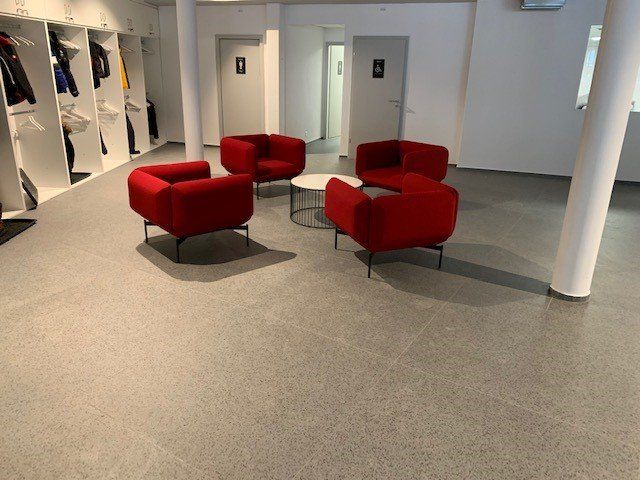 Carrelage lobby avec sièges rouges Sion