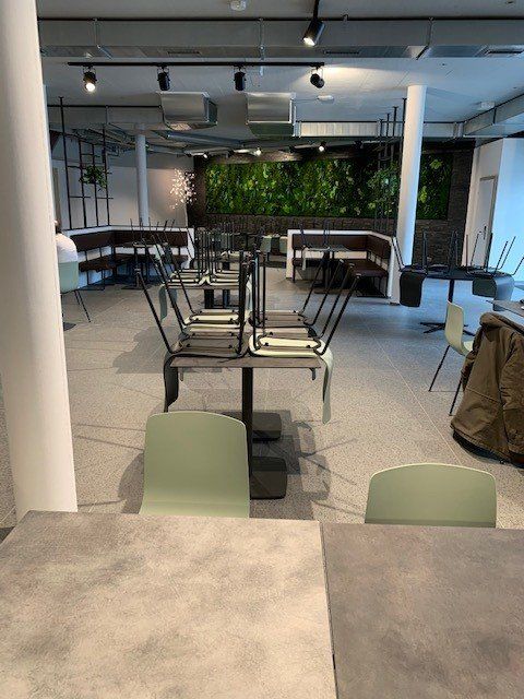 Terrasse de restaurant avec revêtement neuf