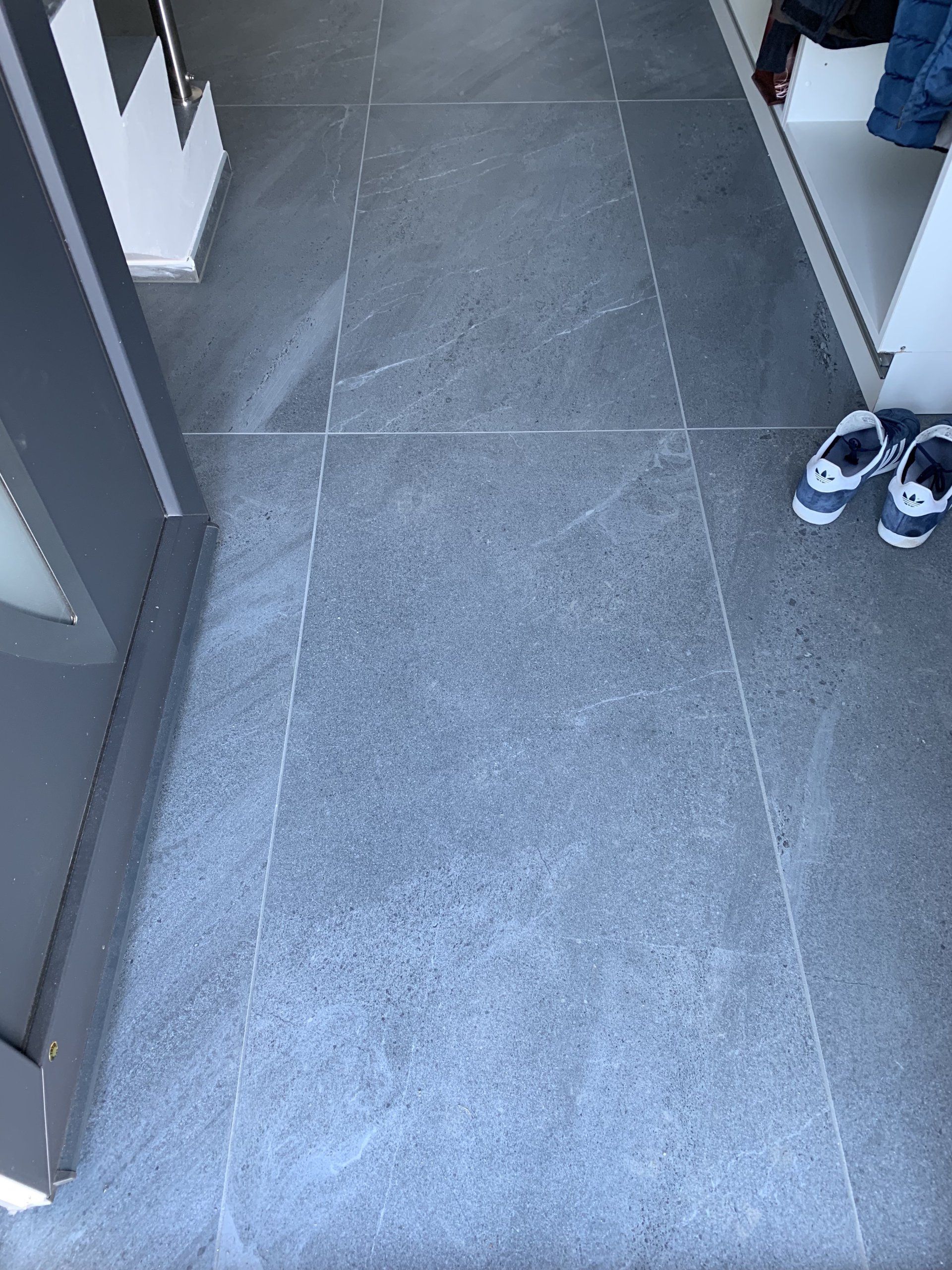 carrelage gris de corridor couleur ardoise