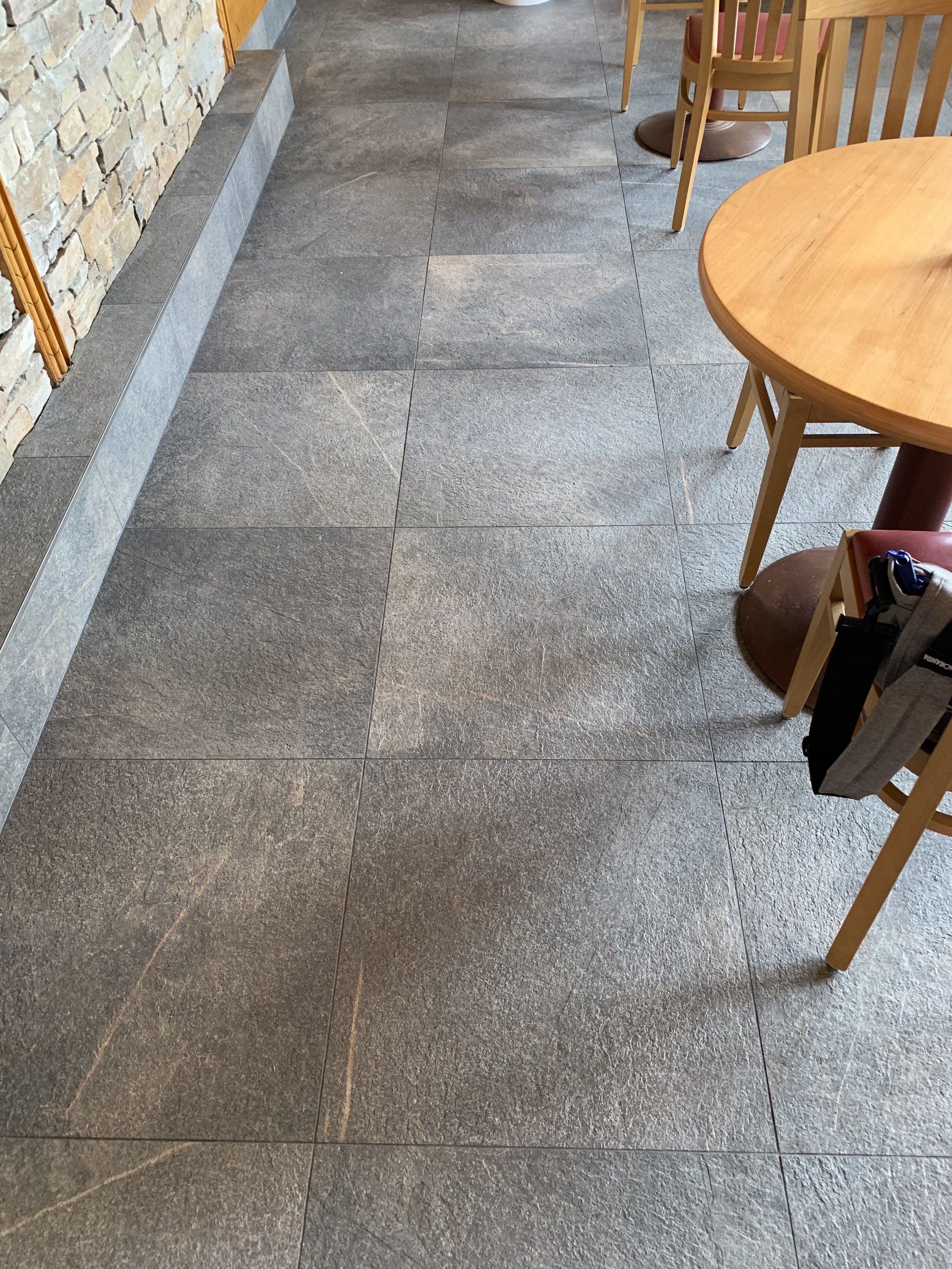 salle à manger carrelée de gris