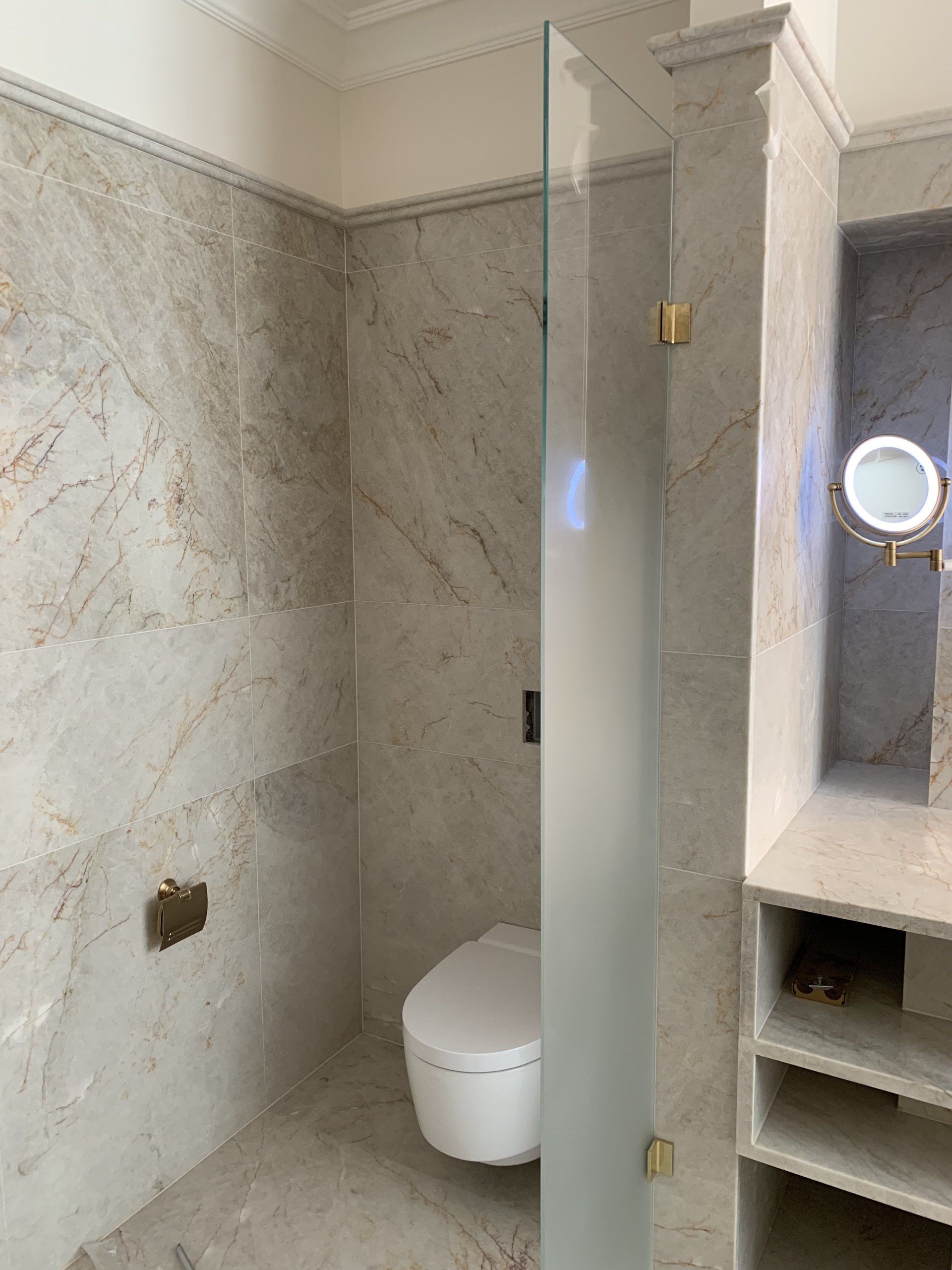 salle de bain avec toilettes blanches