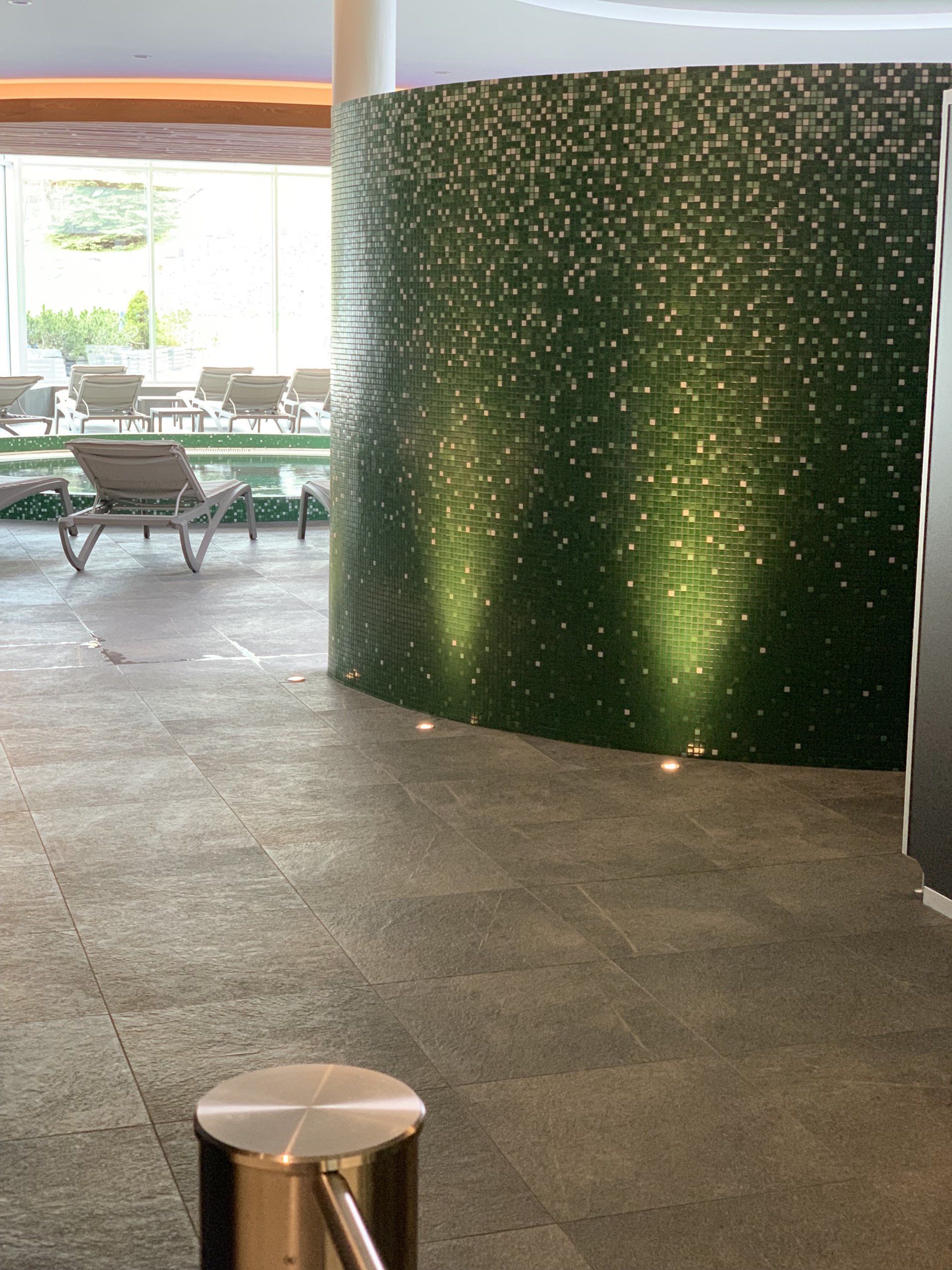 revêtement en mosaïque vert dans hall d'entrée