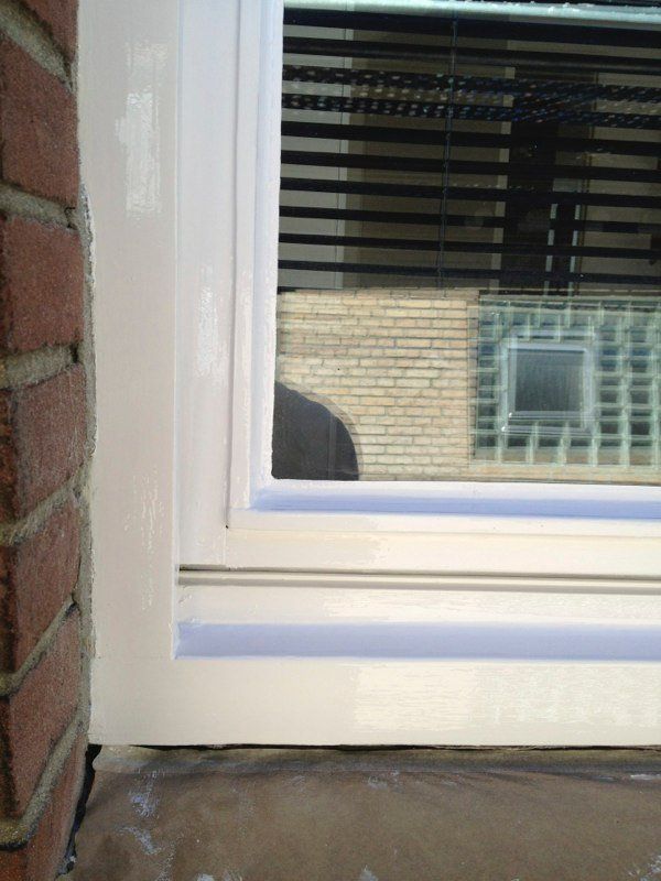 Weiß gestrichener Fensterrahmen