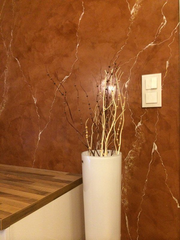 Rote Marmorimitation