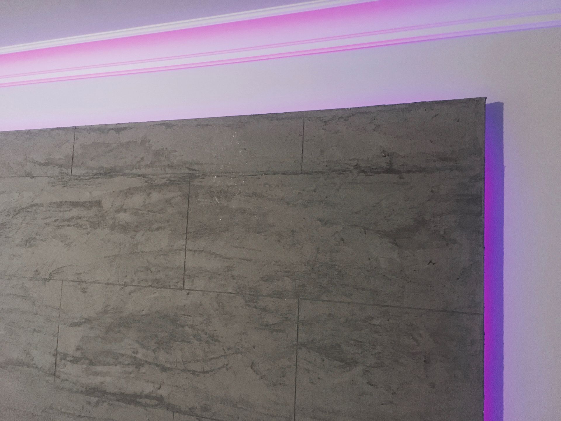 Steinoberfläche mit lila Hintergrundbeleuchtung