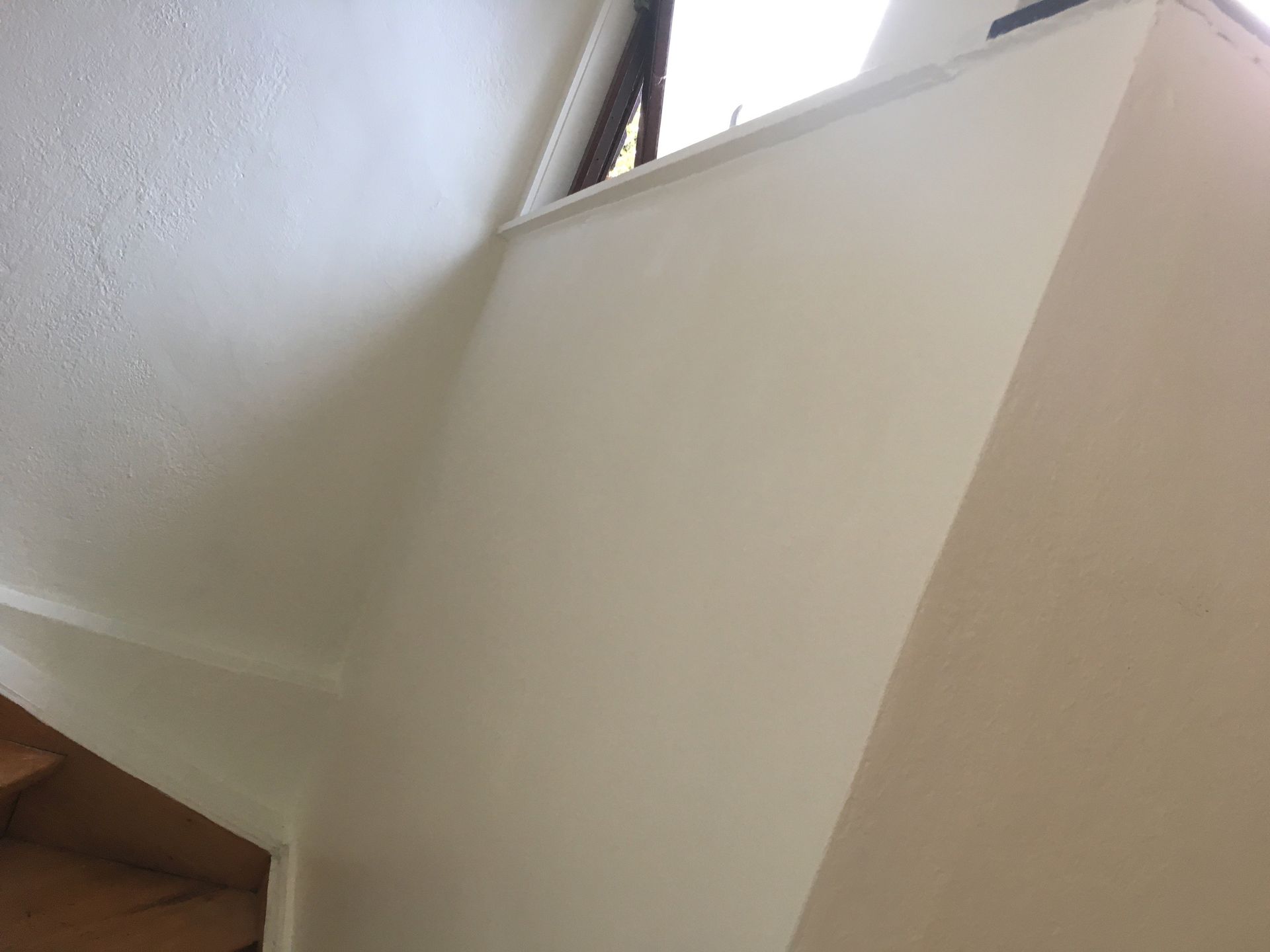 Frisch gestrichene weiße Wand