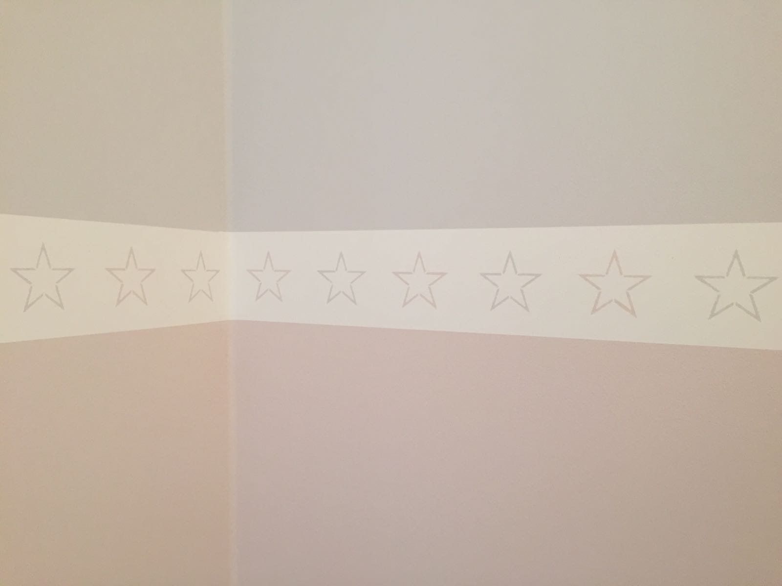 gestrichene Wand mit Zierleiste