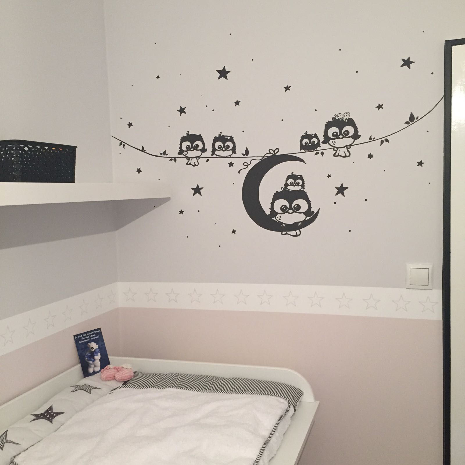 Abbildung an Wand neben Wickeltisch