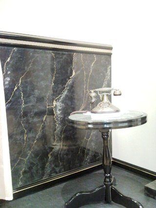 Wand mit schwarzgoldener Marmorimitation