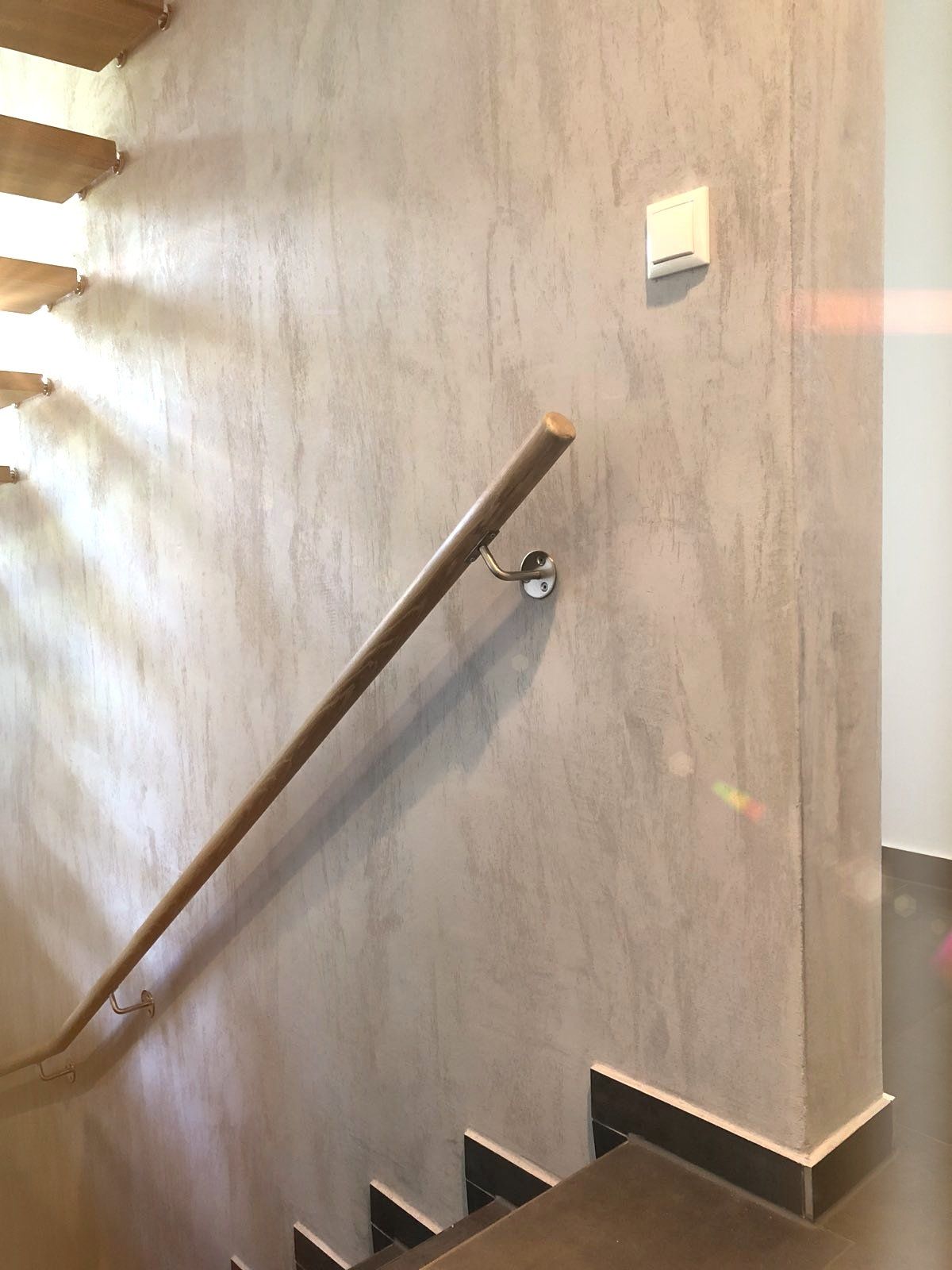 Steinoberfläche an Wand im Treppenhaus