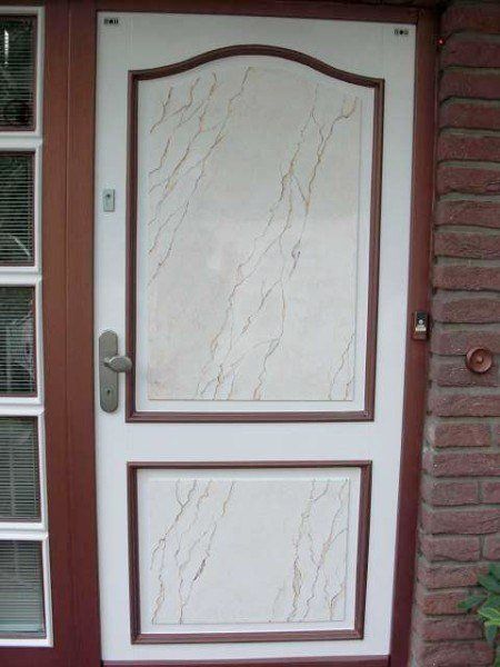 Weiße Tür mit Marmorimitation