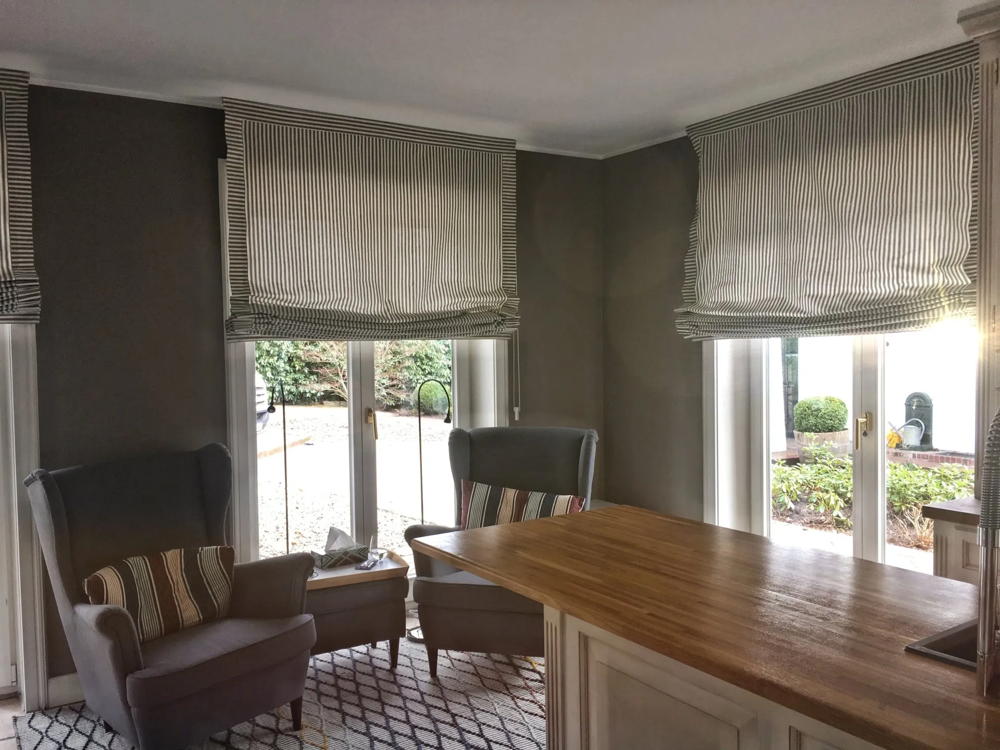 Küche mit gestrichener grauer Wand