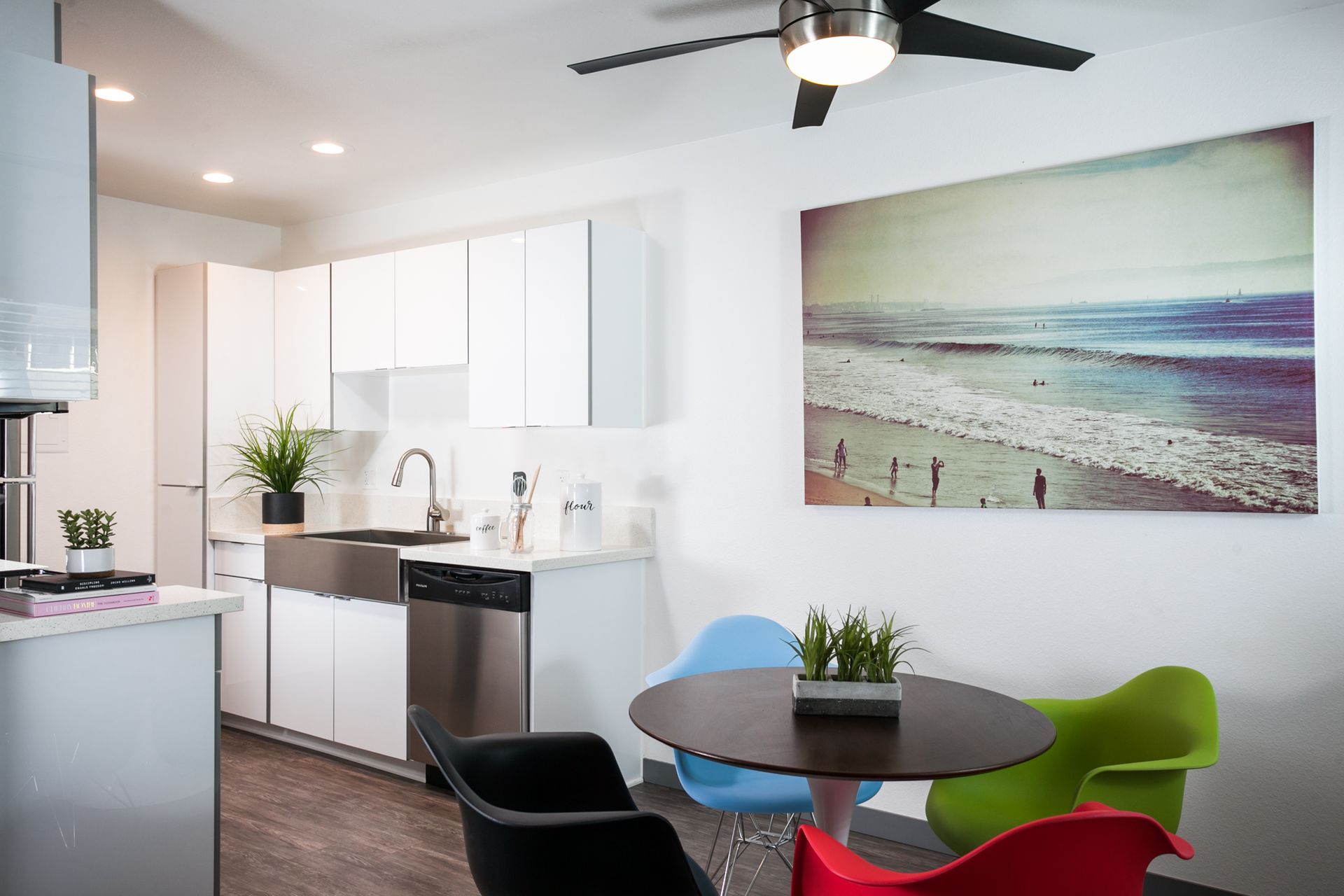 Sliding Photo Gallery Displaying Apartment Features #1