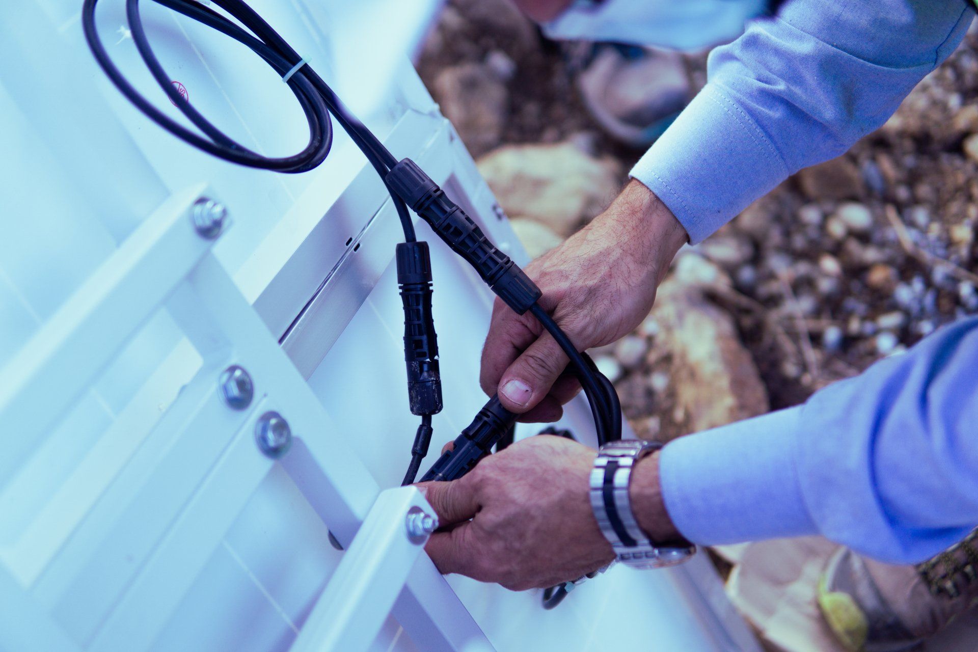 Un hombre está instalando un panel solar en un tejado.
