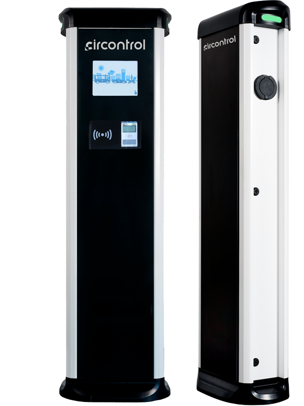 Un cargador EV de alta potencia en blanco y negro sobre un fondo blanco