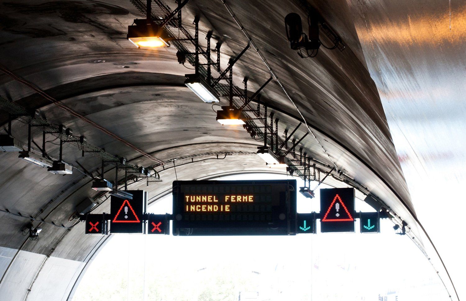 Un túnel con un cartel que dice túnel cerrado y incendiado